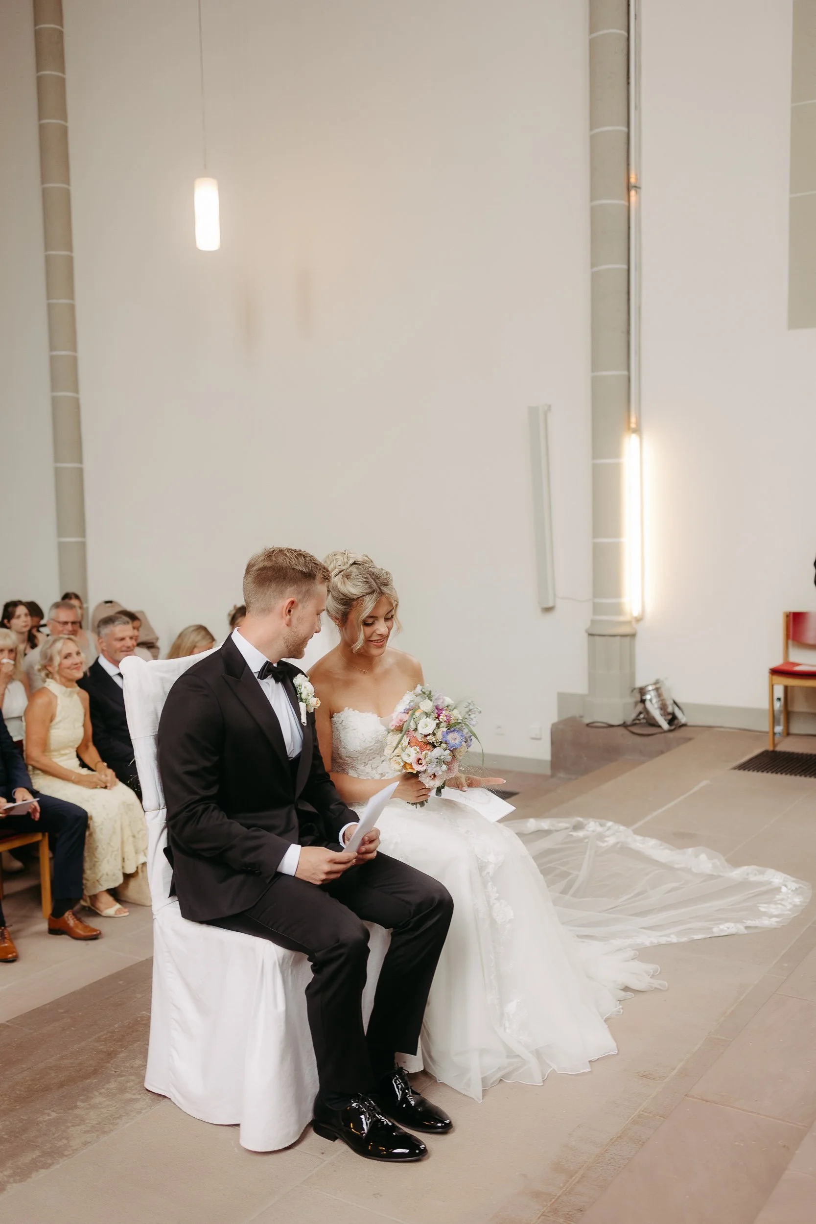 Brautpaar während der kirchlichen Hochzeit