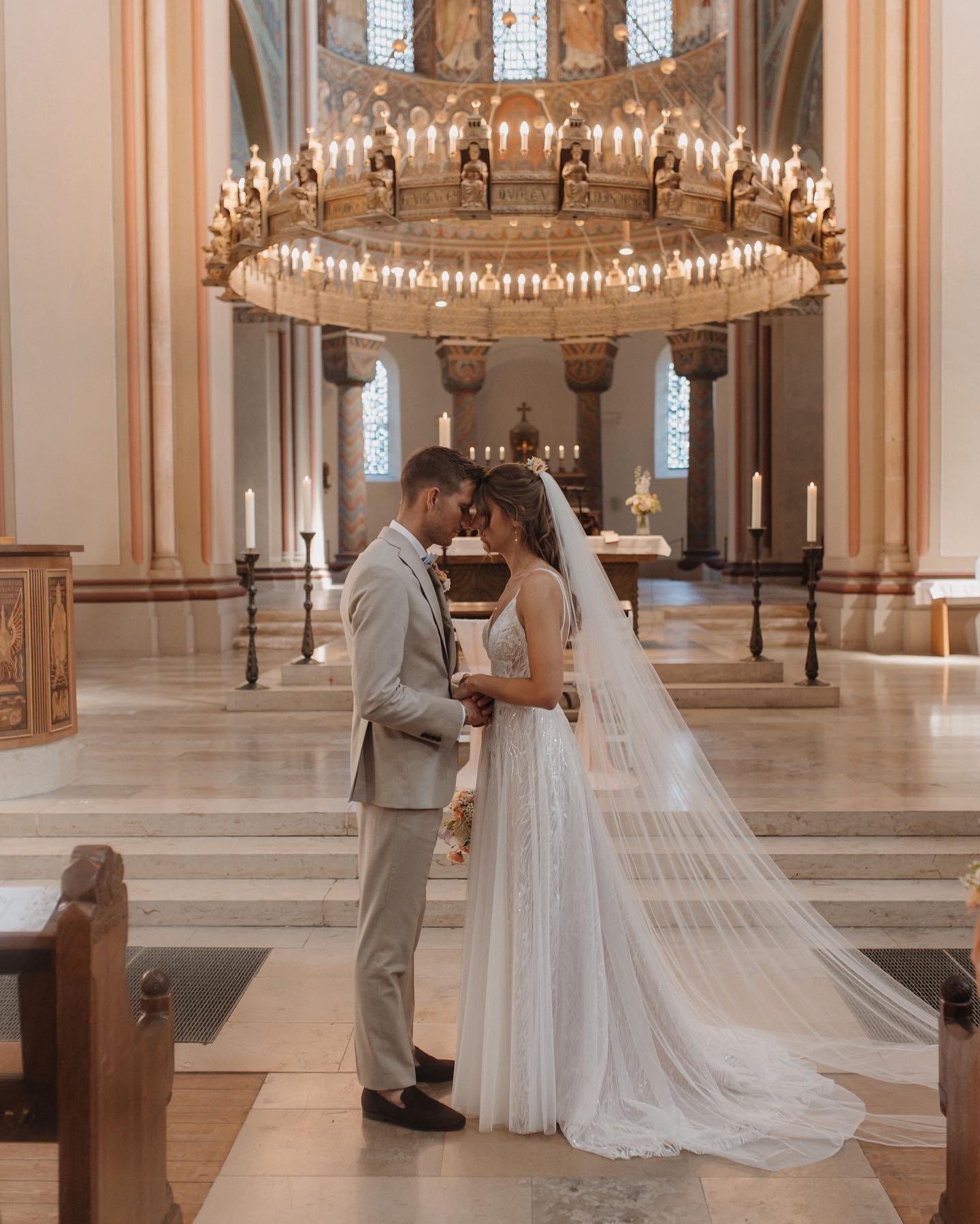 JA zu dir. Zu uns. Zu jeder Zeit, die kommen mag. Ja zur Liebe, die viel mehr ist als aufregende Gef&uuml;hle. Gef&uuml;hle kommen und gehen. Was aber in Liebe verbunden ist, das bleibt. 

#church #churchwedding #wedding #weddinginspiration #weddingc