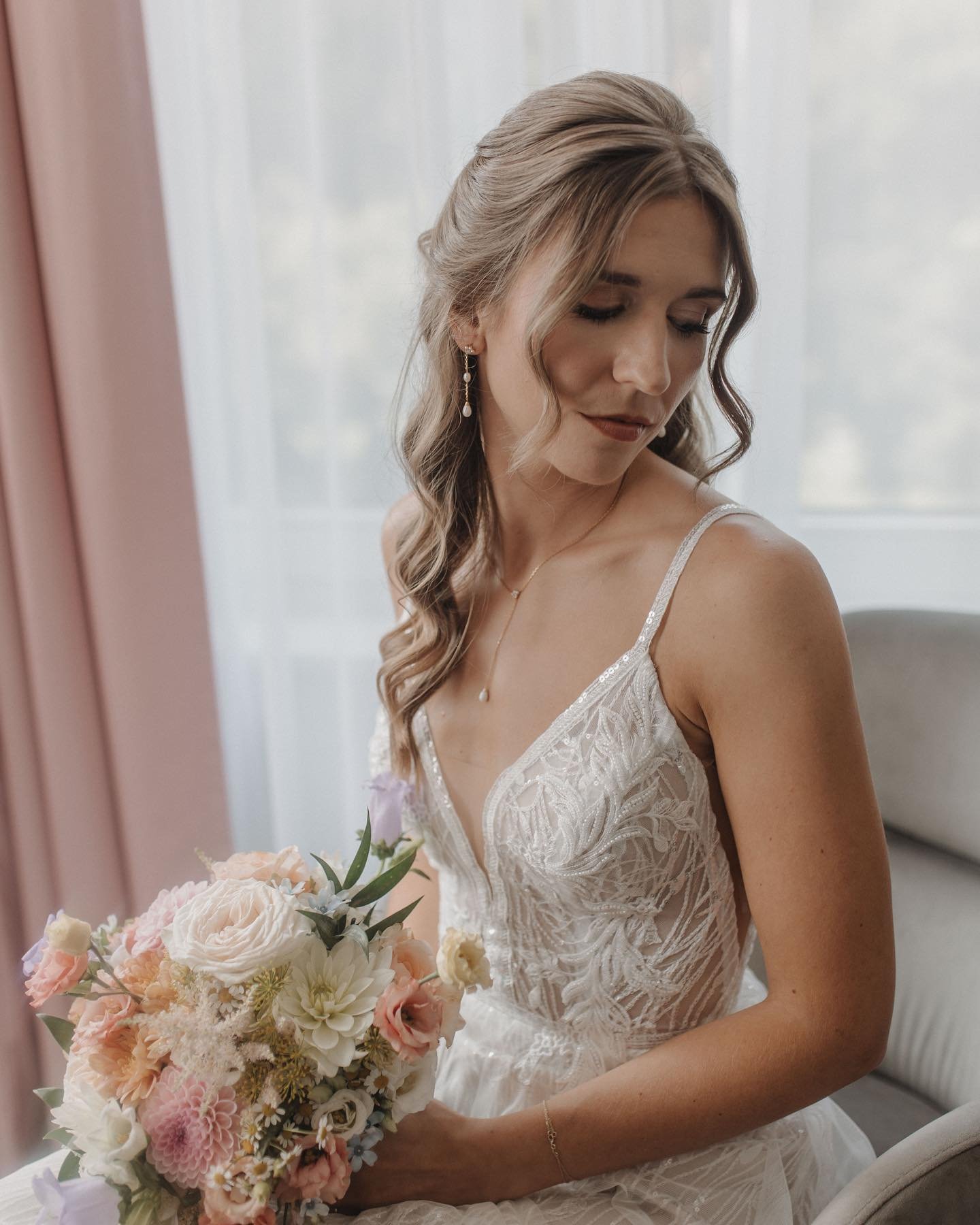 Getting Ready. Beautiful as always 🥂 #gettingready #weddinginspiration #weddingphotography #weddingphotographer #luxurywedding #hochzeitsfotografie #hochzeitsfotograf #hochzeitsinspiration