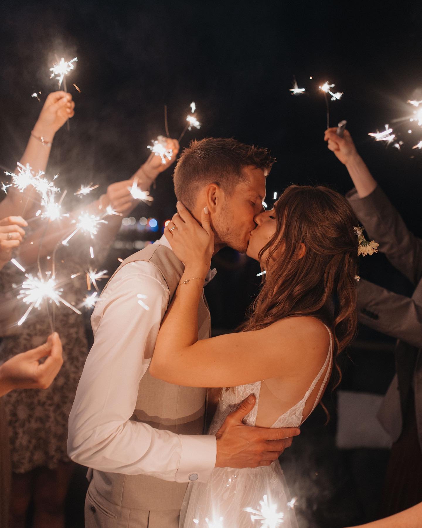 Lets sparkle together ✨ #sparkle #weddingshoot #sparkling #weddingshootinspiration #weddinginspo #weddingphotography #brideandgroom #hochzeitsfotografie