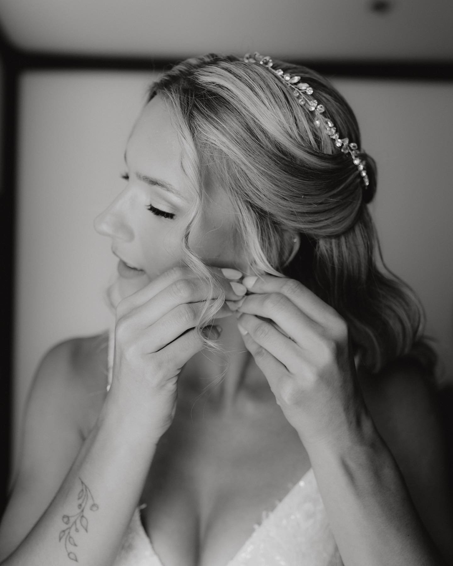Black and white only. Do you like Black and white ?  #weddinginspiration #weddingphotography #blackandwhitephotography #bride #gettingready #hochzeitsfotografie #hochzeitsfotografin #schwarzweissfotografie