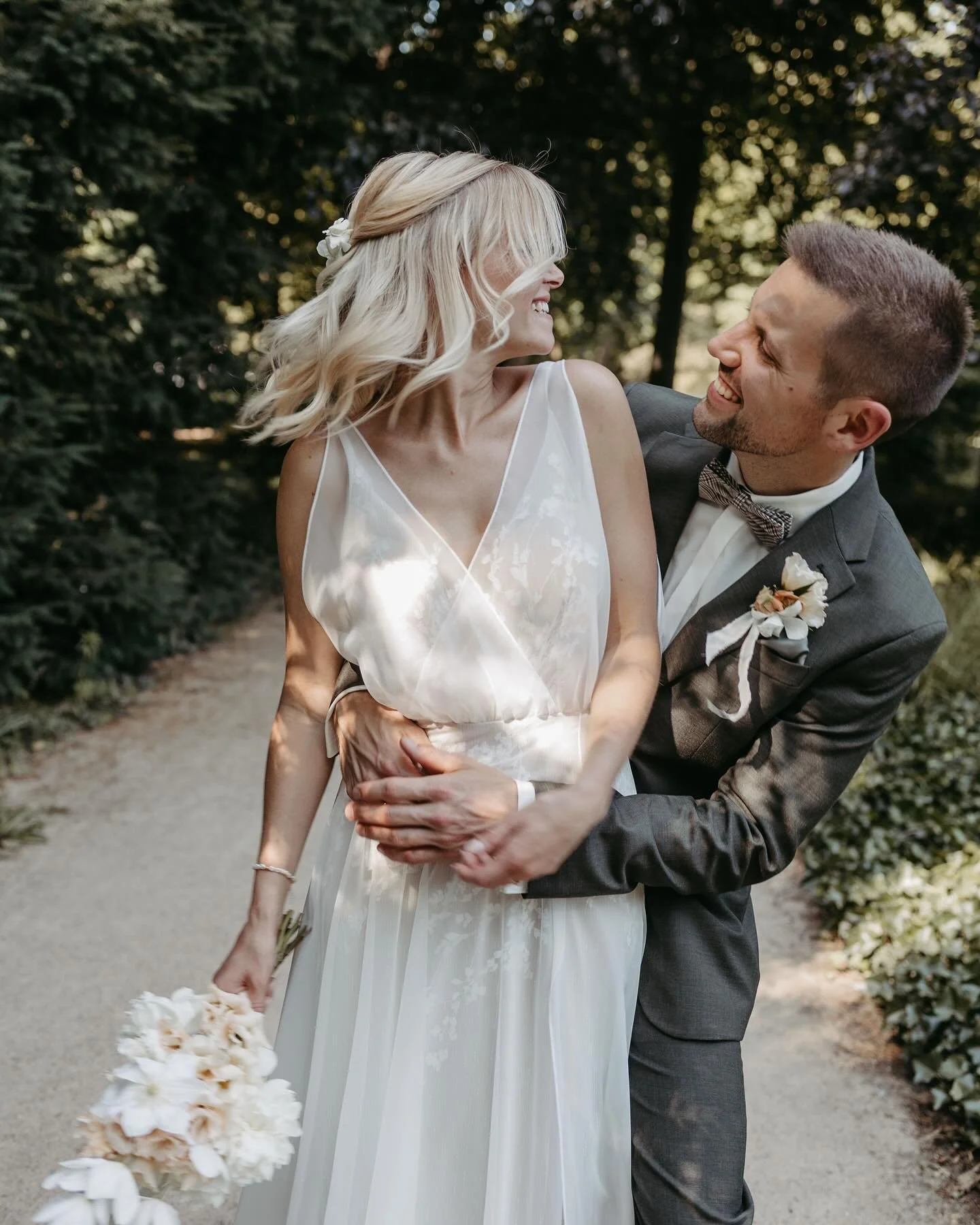 Eine meiner Lieblingsposen ! Bringt immer Leichtigkeit und Freude und wundersch&ouml;ne Momente ✨ 

 
⸻

#theartofweddings
#weddingmoments
#authenticlove
#modernlovestory
#intimatewedding
#destinationweddingphotographer
#lovecaptured
#storytellerwith