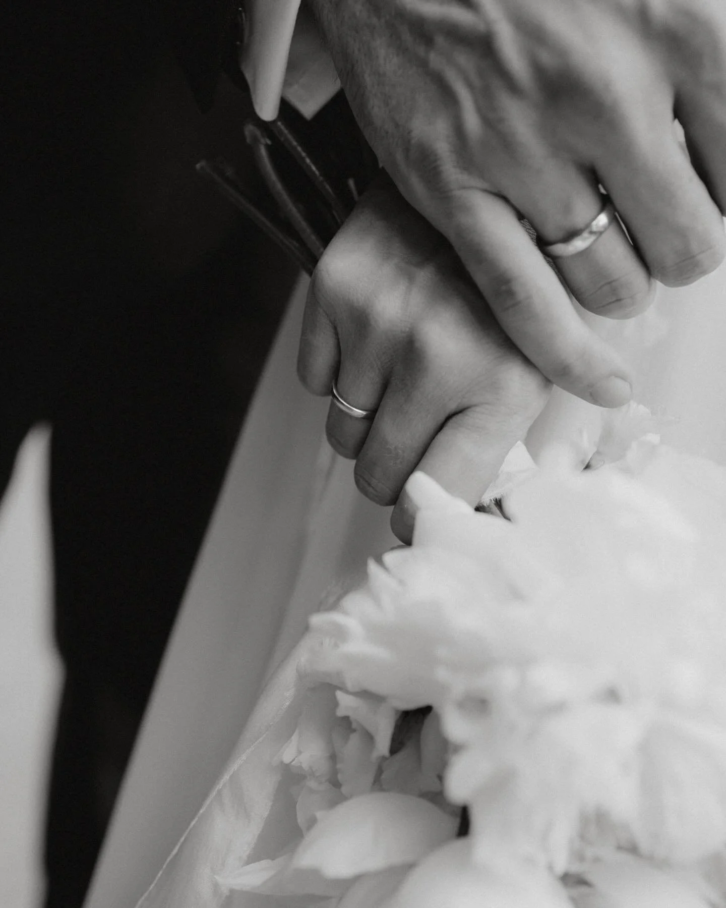 In your hands - i found my Home 

#hands #blackandwhitephotography #schwarzweissfotografie #wedding #weddingphotographers #weddingday #forever #hochzeitsfotos #fotografinhannover #fotografinbraunschweig #elegantefotografie #weddinginspo
