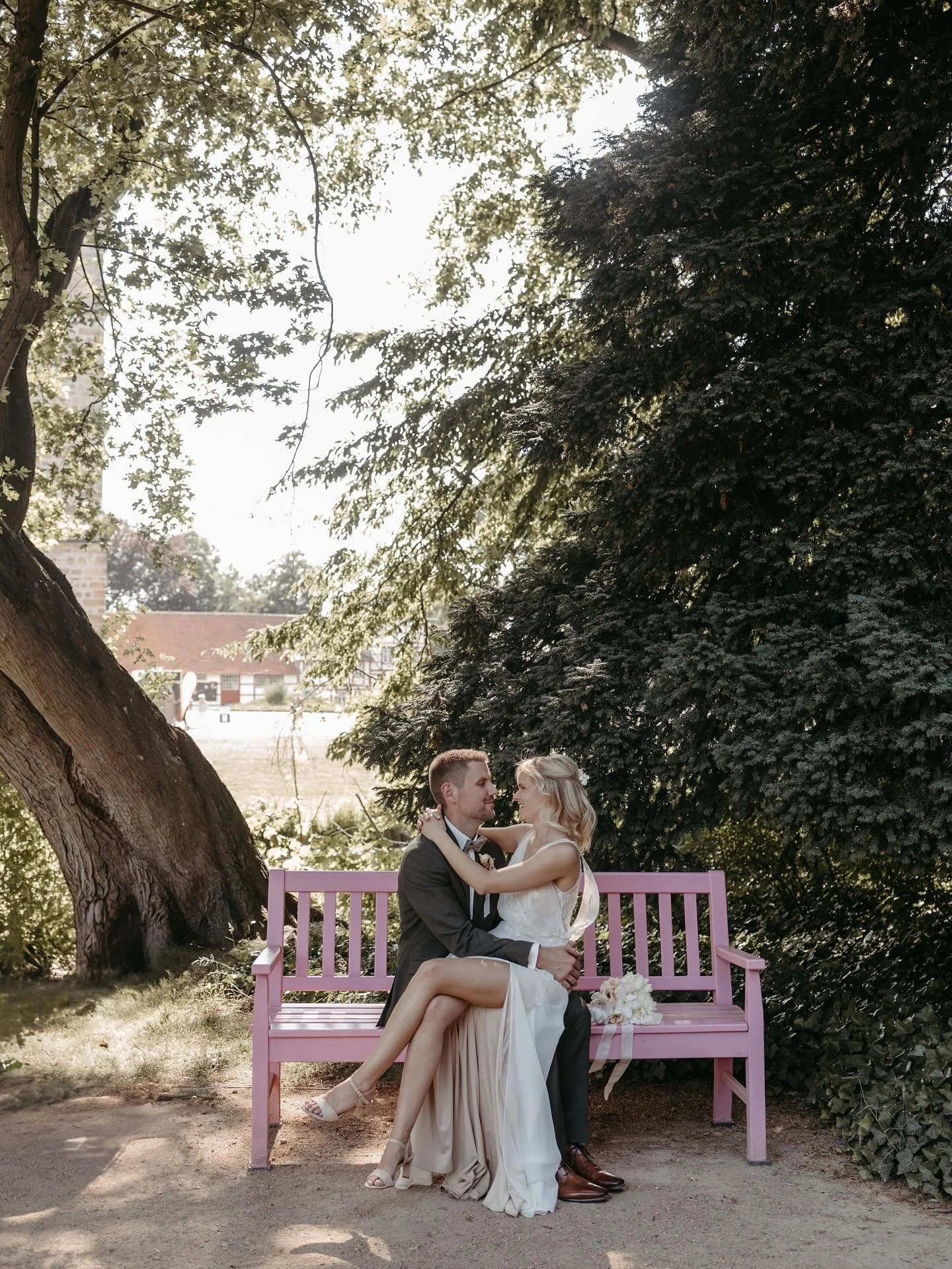 &bdquo;All you need is love &ndash; and a pink bench.&ldquo; 😉

#hochzeitsfotograf #weddingphotography #weddinglove #justmarried #brautpaar #hochzeitsinspiration #weddingmoments #weddingdayvibes #lovestory #brideandgroom #hochzeitstage #romanticwedd