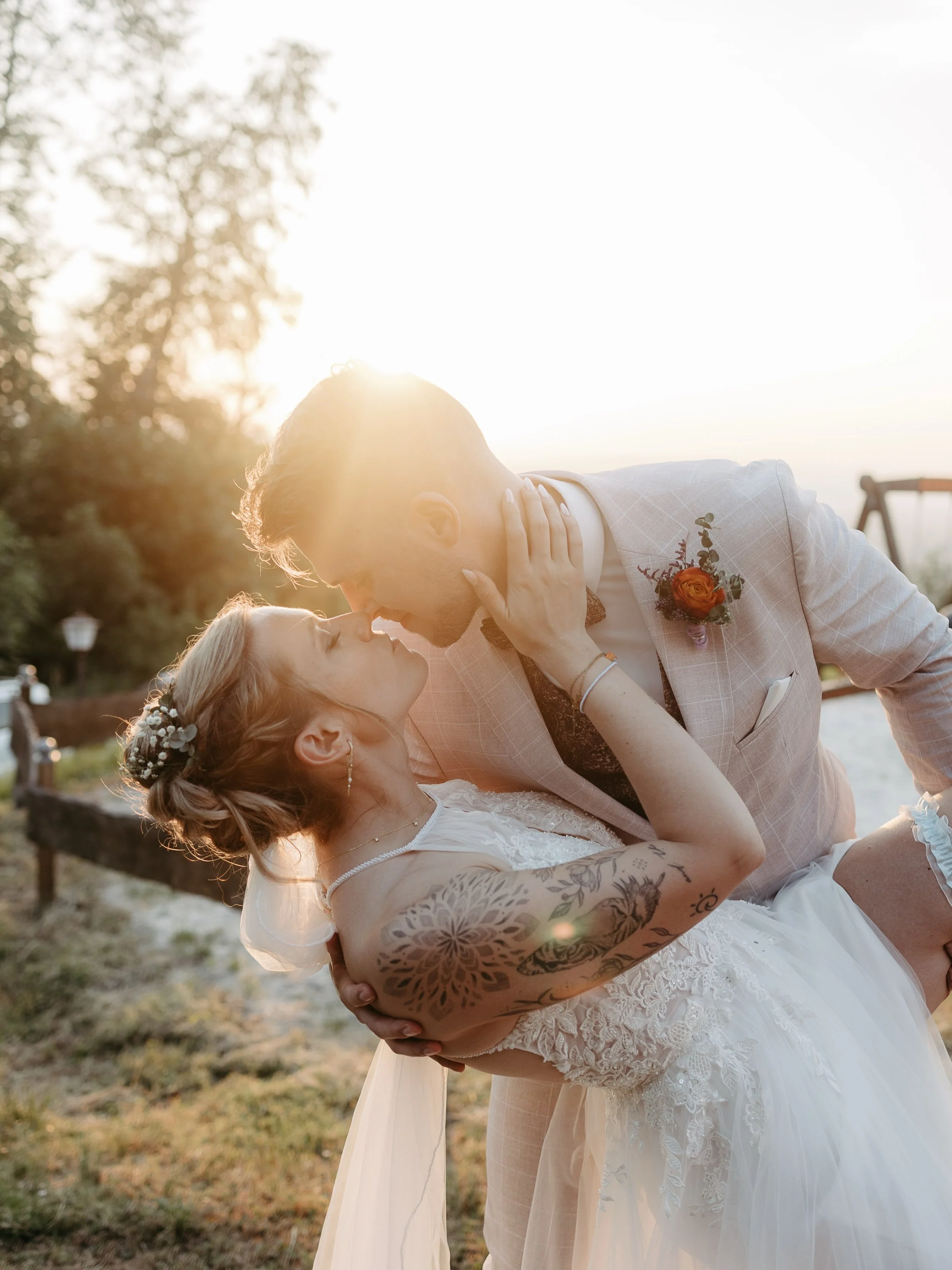 Golden hour hits different. 
35 Grad. 9 Stunden Hochzeitsbegleitung. Alle irgendwie ein bisschen fertig. Aber gl&uuml;cklich. Wir feiern die Liebe von diesen beiden. Und dann am Ende dieses Licht was alles verzaubert. 

#goldenhour our #weddingdestin