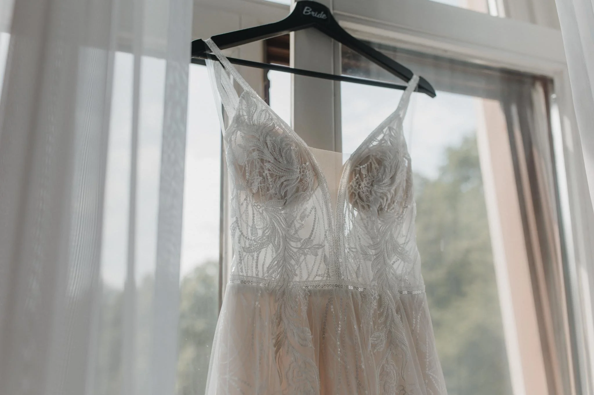 Das Brautkleid beim Getting Ready in Szene gebracht