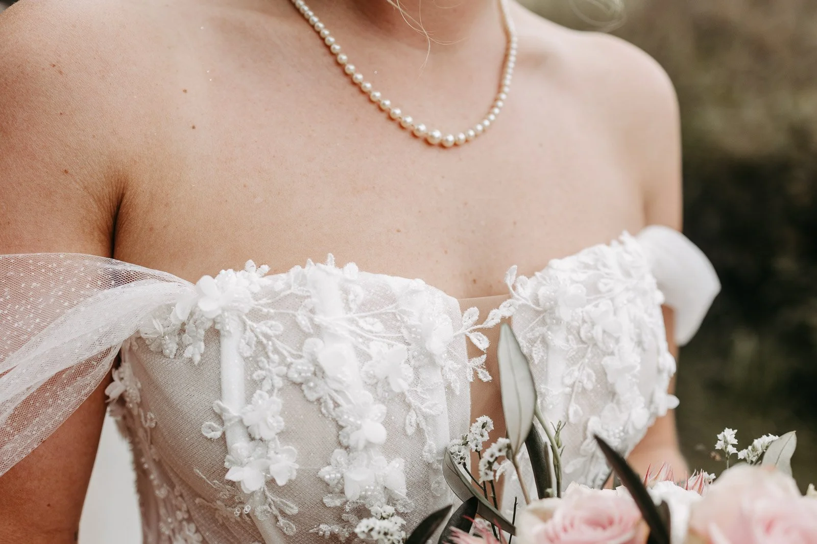 Ausschnitt des Brautkleides der Braut beim Shooting