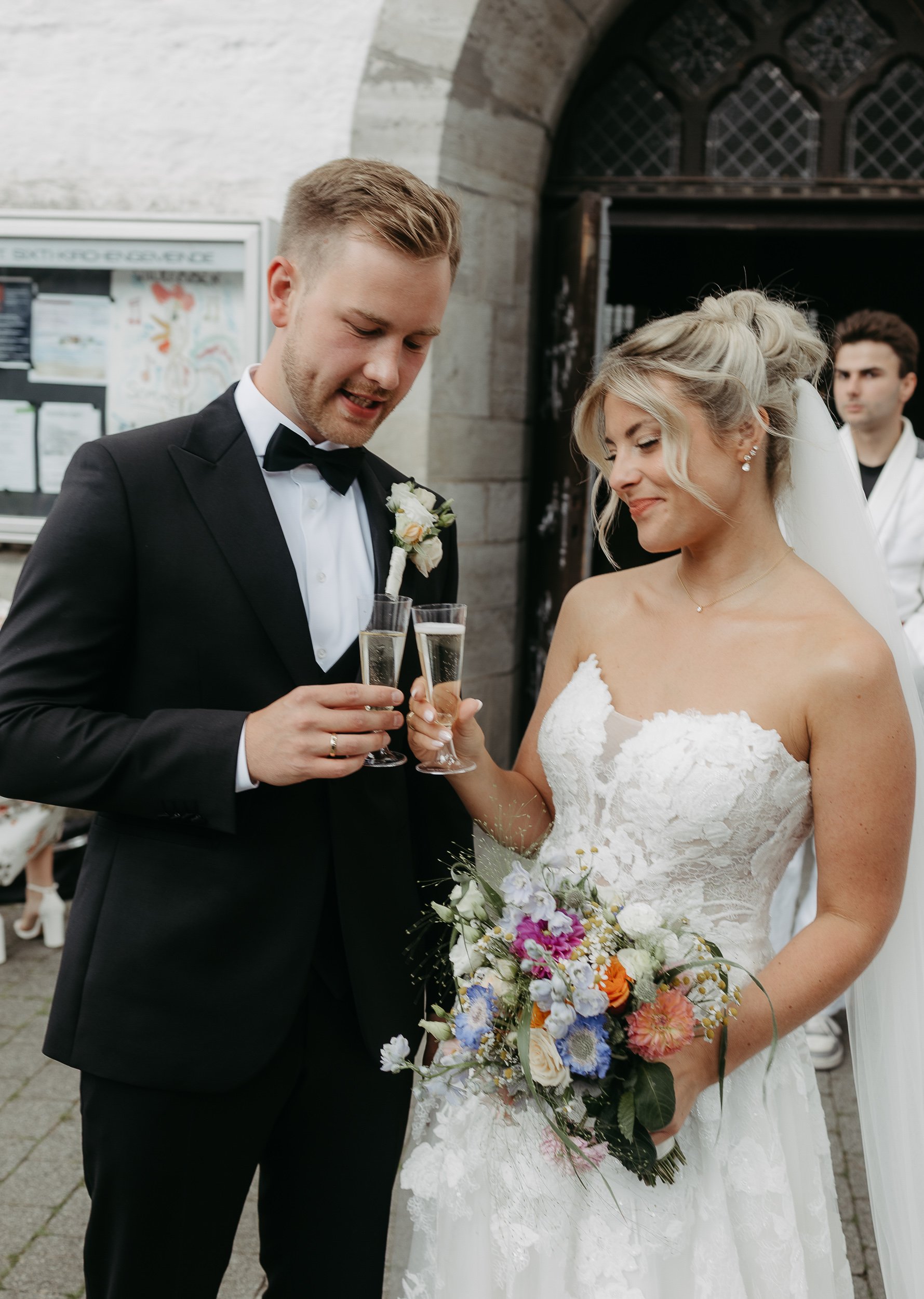Frisch verheiratetes Brautpaar stoßt an