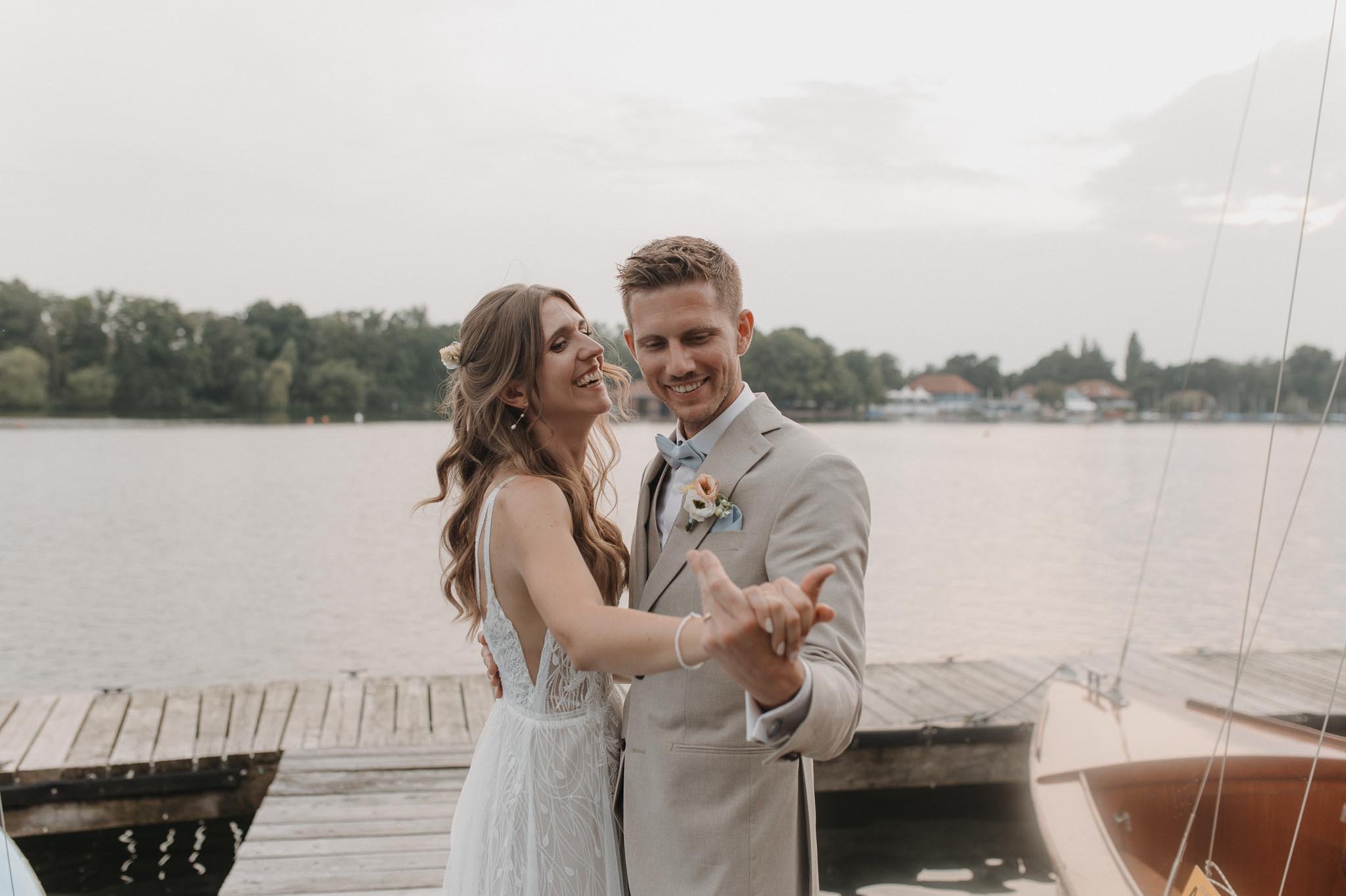 Hochzeitspaar bei einem Shooting im Sonnenuntergang