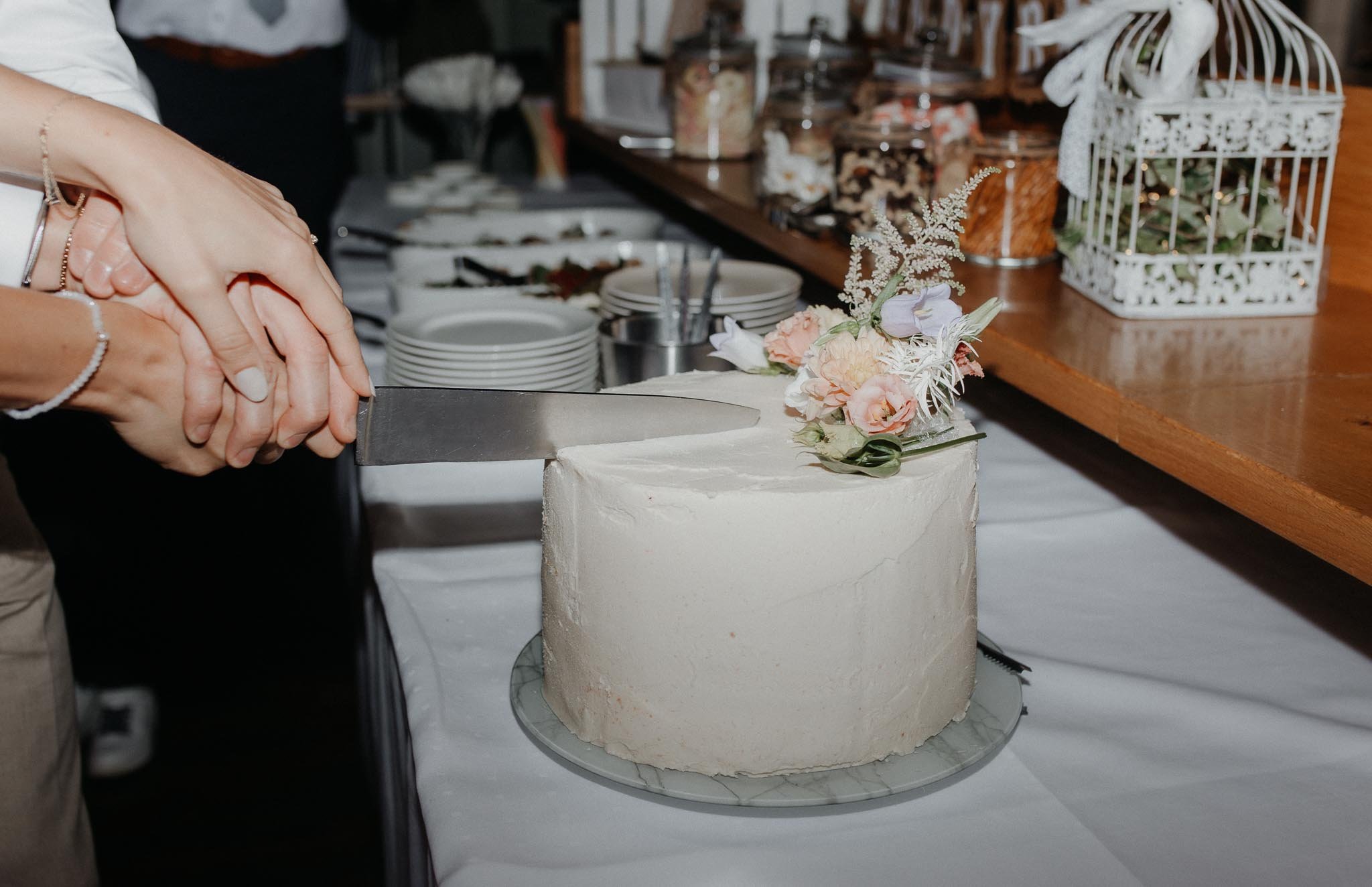 Hochzeitspaar beim Anschneiden der Hochzeitstorte
