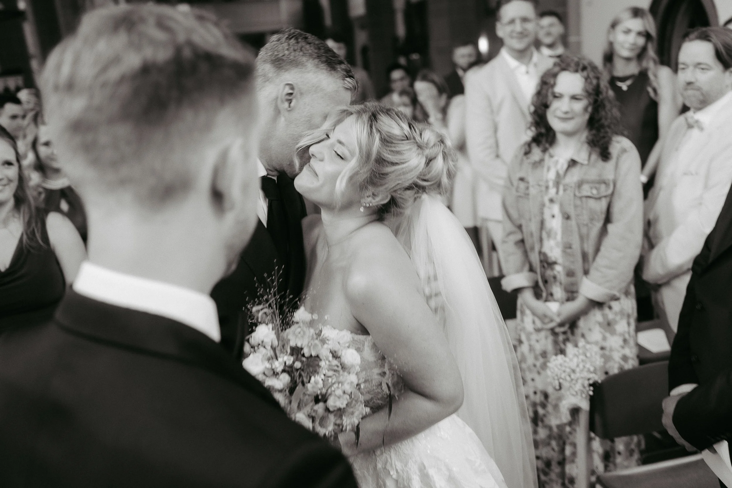 Vater und Tochter während der kirchlichen Hochzeit