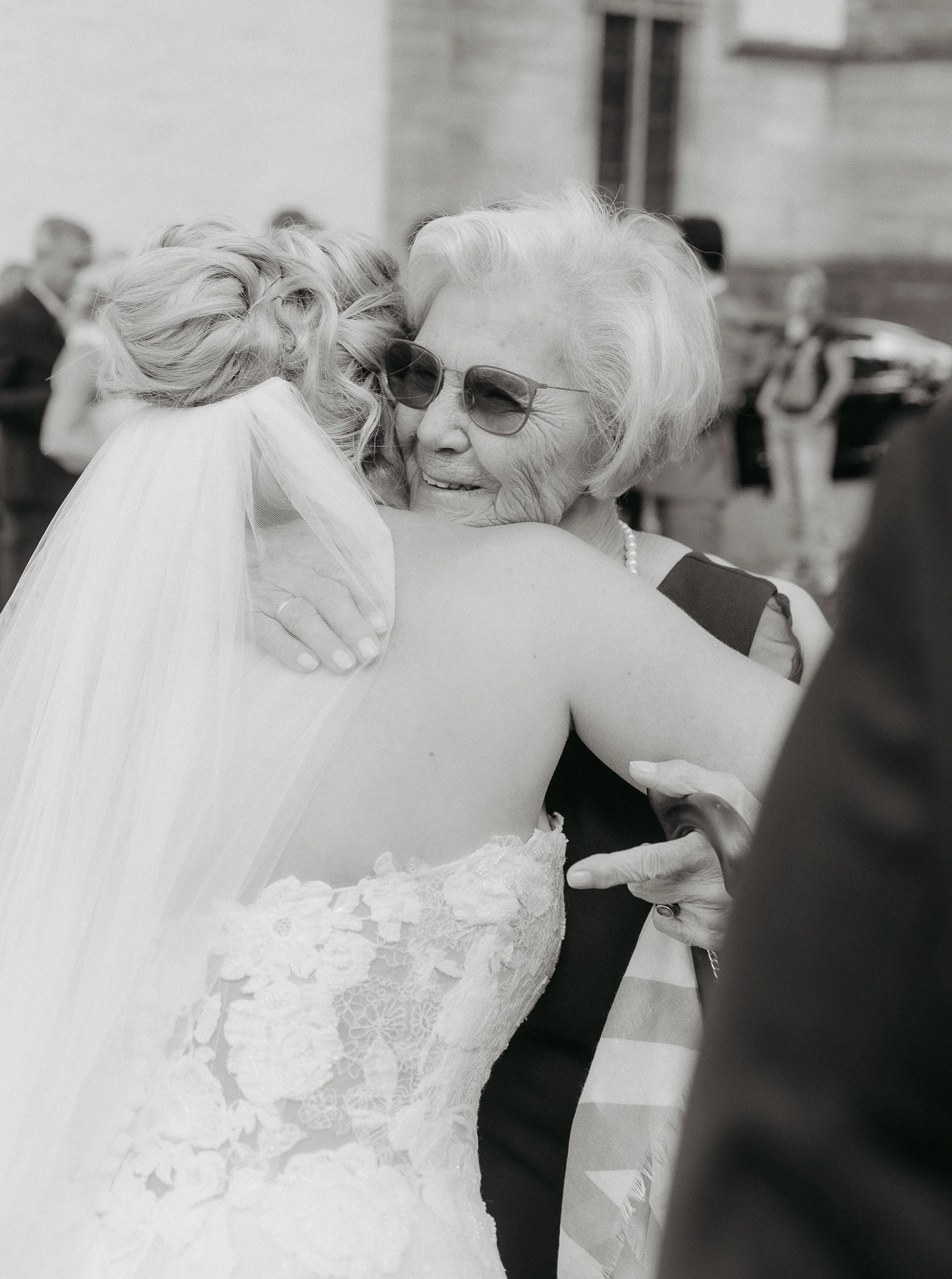 Oma und Braut nach der Trauung