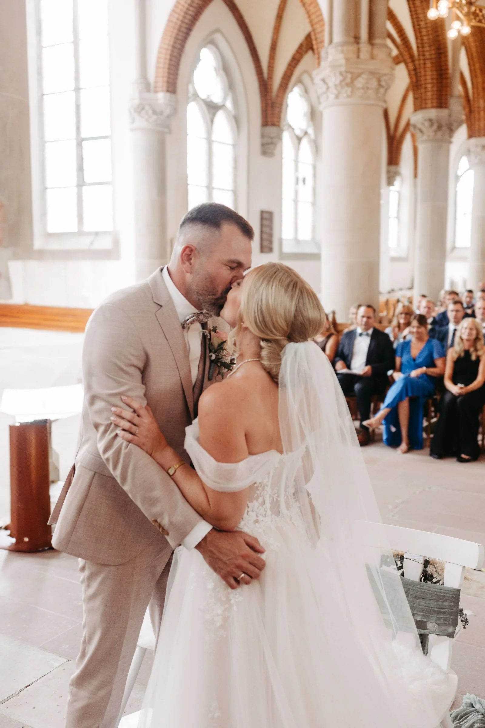 hochzeit-göttingen-kirche-trauung-kuss