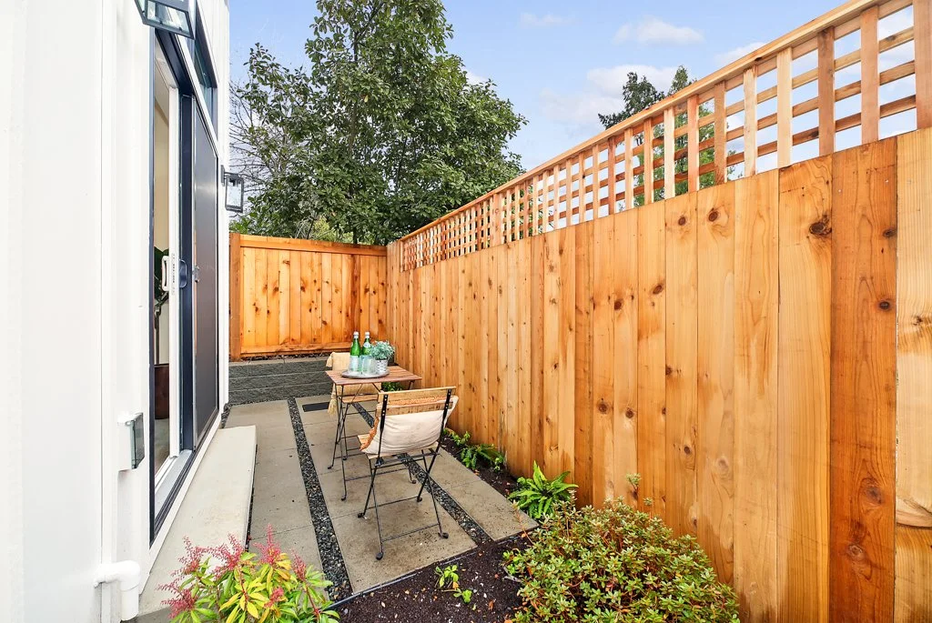 D - 039 - table in yard - img 5.jpg