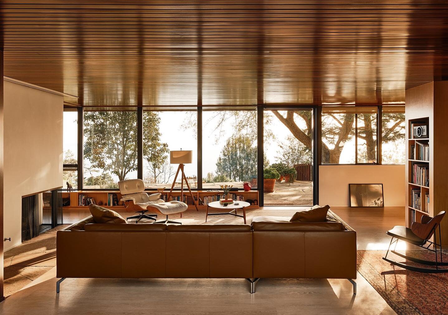 The Coe House by Richard Neutra is an exemplary embodiment of mid-century modern architecture overlooking the Palos Verdes Peninsula with unobstructed views of the coastline and Catalina Island. 

Neutra&rsquo;s artful manipulation of light enhances 