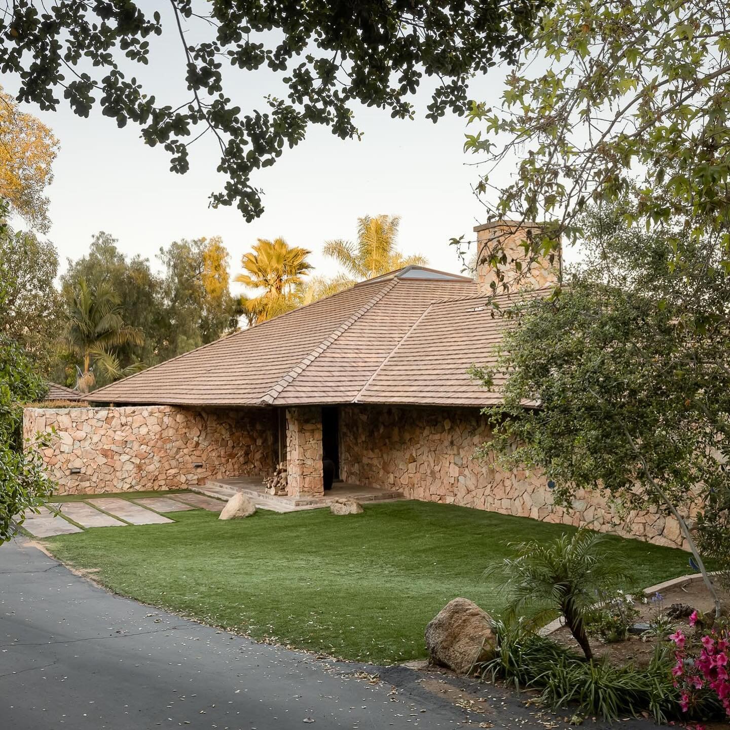 The Weseloh Residence (1977) by James Rodney &lsquo;J.R.&rsquo; Youngson

The panoramic views of the San Pasqual Valley create a breathtaking backdrop for this exclusive sanctuary. The use of natural wood and stone materials throughout the home adds 