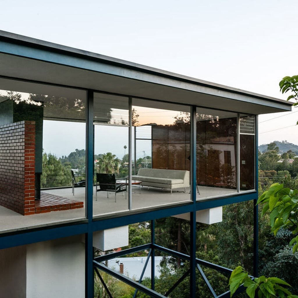 The Smith House by Craig Ellwood in the coveted Crestwood Hills neighborhood of Brentwood.

As night falls, the steel and glass pavilion transforms, appearing to effortlessly float above the hillside, a testament to Ellwood's visionary design. 

Expl
