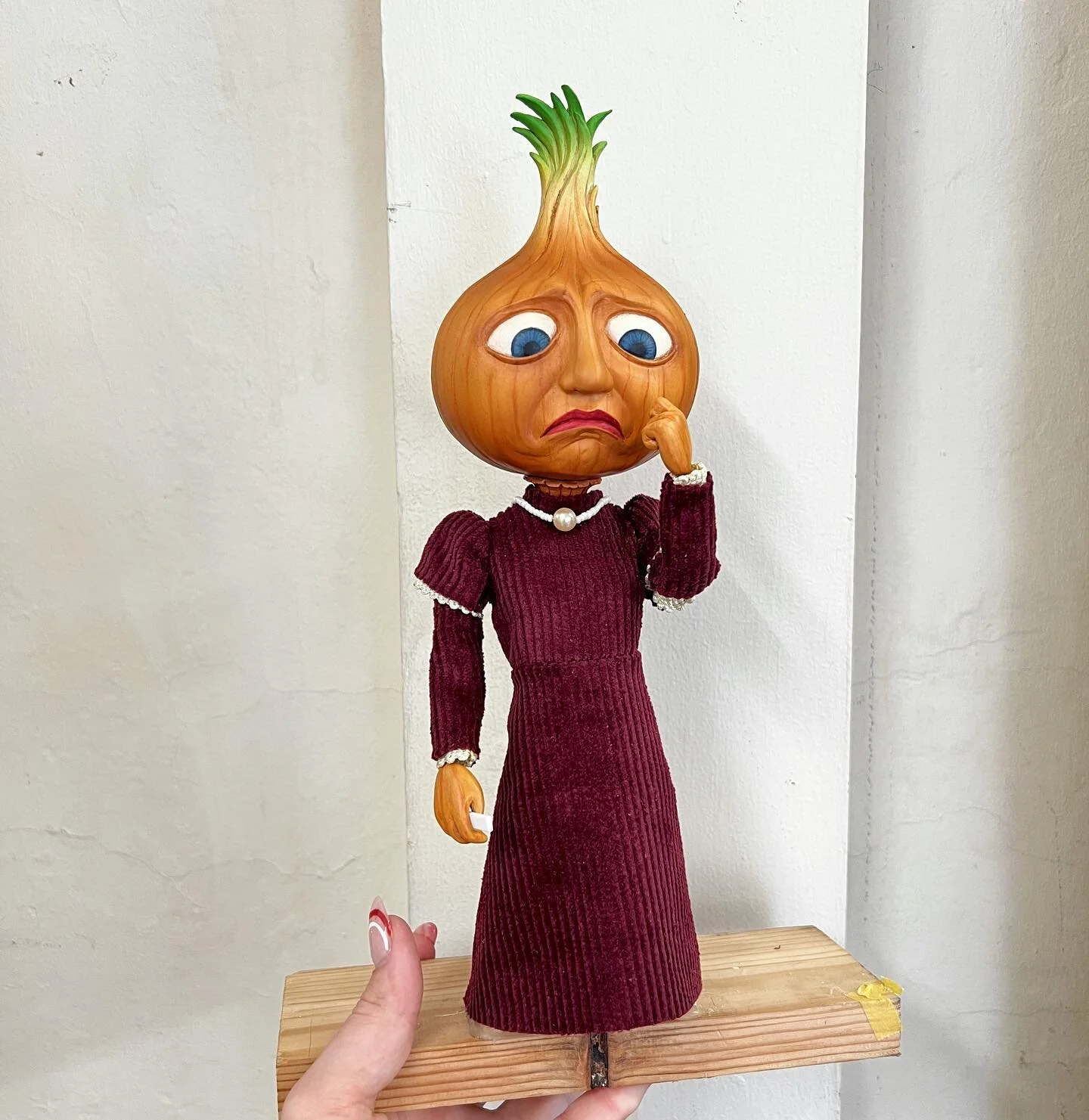 Depression Stick 2/3

The costume for our onion lady was a really fun one, patterned and sewn all by hand! She&rsquo;s missing a little neck frill added at the end in these photos 🧅 Puppet made by @connorchungart Art Direction by @bf__studios. Produ