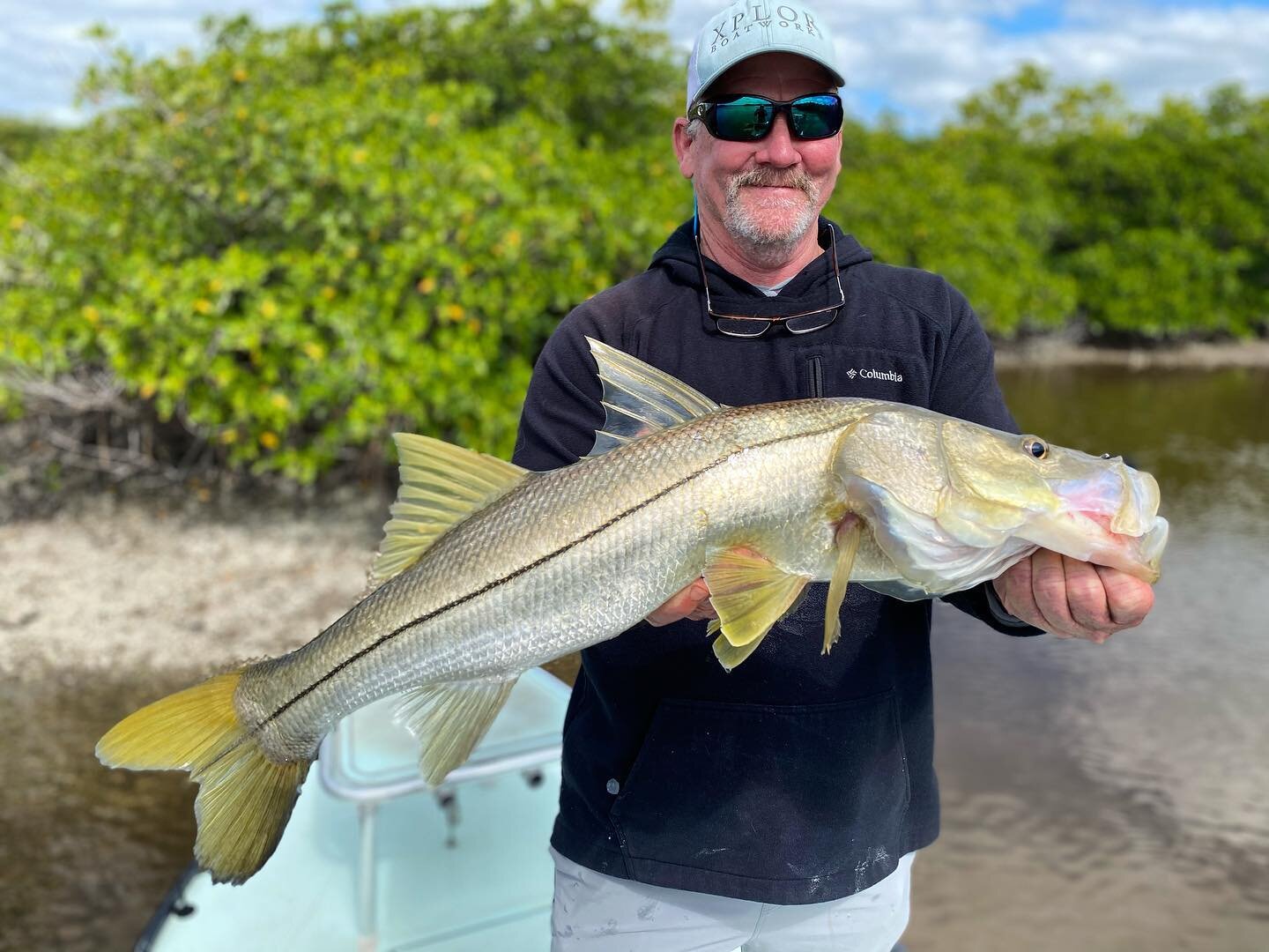 John Halker of S.C. drove down and fought the gale force winds and ultra negative tides to #sightfish this hefty #snookonfly 
naplesfloridaflyfishing.com
AnglersAddictionGuideSvc
#flyfishingguide #sightcasting #saltwaterflyfishing #flylords #inshore 