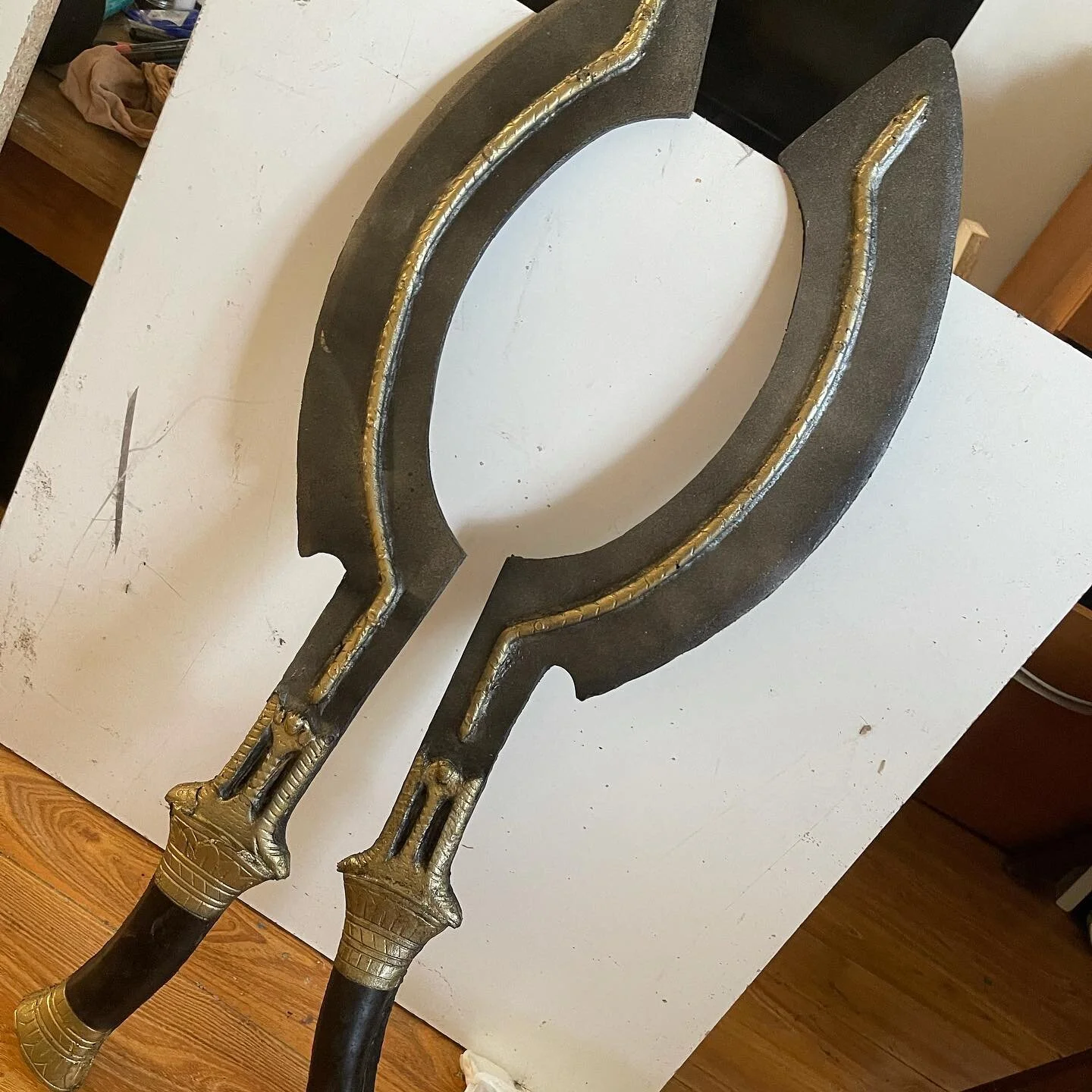 More sword photos! Big thanks to @ravenousstudios for recommendations on casting materials! Also big thanks to @taskonerus for giving some recommendations on painting materials! 👍🏼