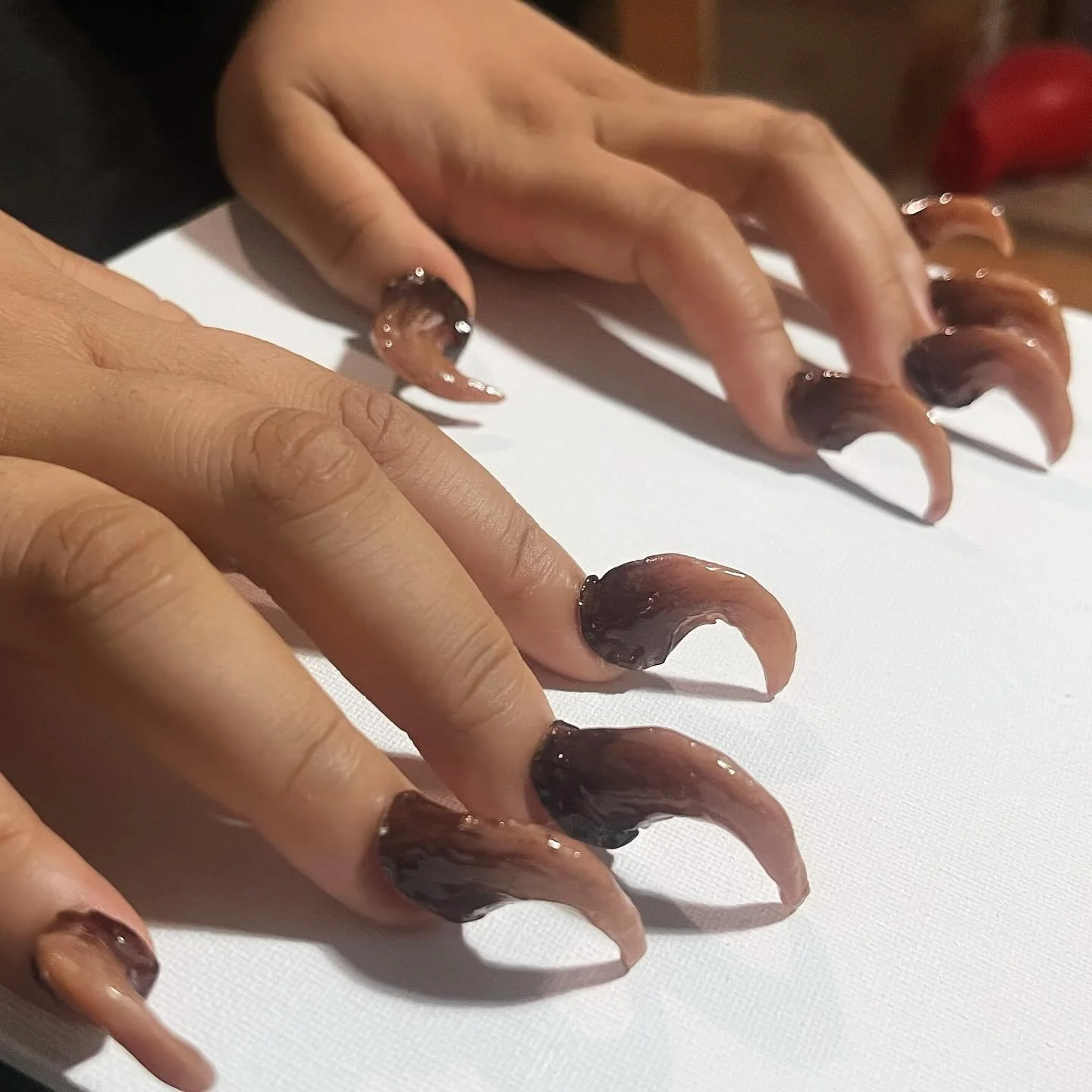 I&rsquo;ve been learning how to make press on nails for sets, these claws were fun to figure out with gel products! ⁣⁣
Thank you @veniesa_sfx for being an impromptu hand model! ⁣⁣
.⁣⁣
.⁣⁣
.⁣⁣
#nailart #creaturenails #gelnails #sfx