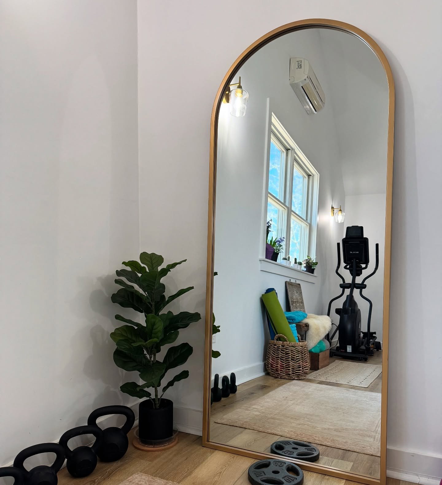 Best shared space there ever was 🙌
.
Dm with any question or take a look at the website for more info 🔗 
.
Current fave is the 3 month membership 🏃🏽&zwj;♀️
.
Summer Ready 🏖️
.
#mv #marthasvineyard #sol #solboutique #solboutiquefitness #summer #s