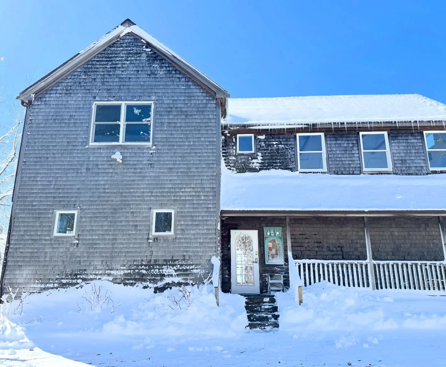 We&rsquo;re Back 🔥
.
That was wild!! ❄️
.
Plowed out, shoveled up and toasty warm 🔥
.
PS Infrared sauna with red light therapy for the win on sore muscles 💕
.
Booking is open 💫
.
#mv #marthasvineyard #infraredsauna #wellness #sauna