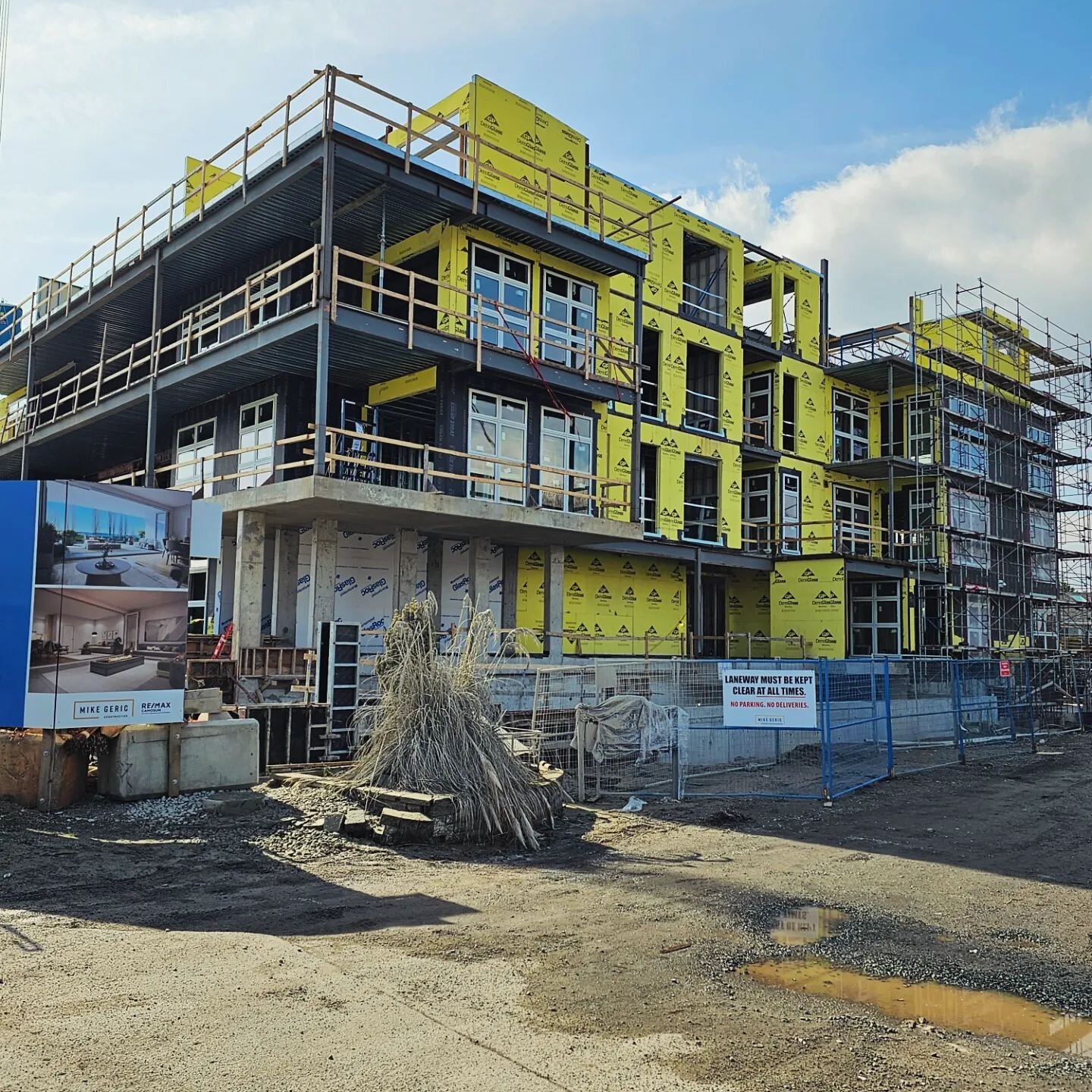 We're thrilled to see the construction progress at the Rise in Fifth in Sidney!
#underconstruction #architecture #sidneybc #yyj