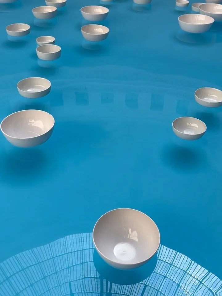 The Bourse de Commerce &ndash; Pinault Collection presents &laquo;&nbsp;clinamen&nbsp;&raquo;, an immersive installation by C&eacute;leste Boursier-Mougenot. Inside the Rotunda, an 18-meter water basin reflects the dome above, where floating porcelai