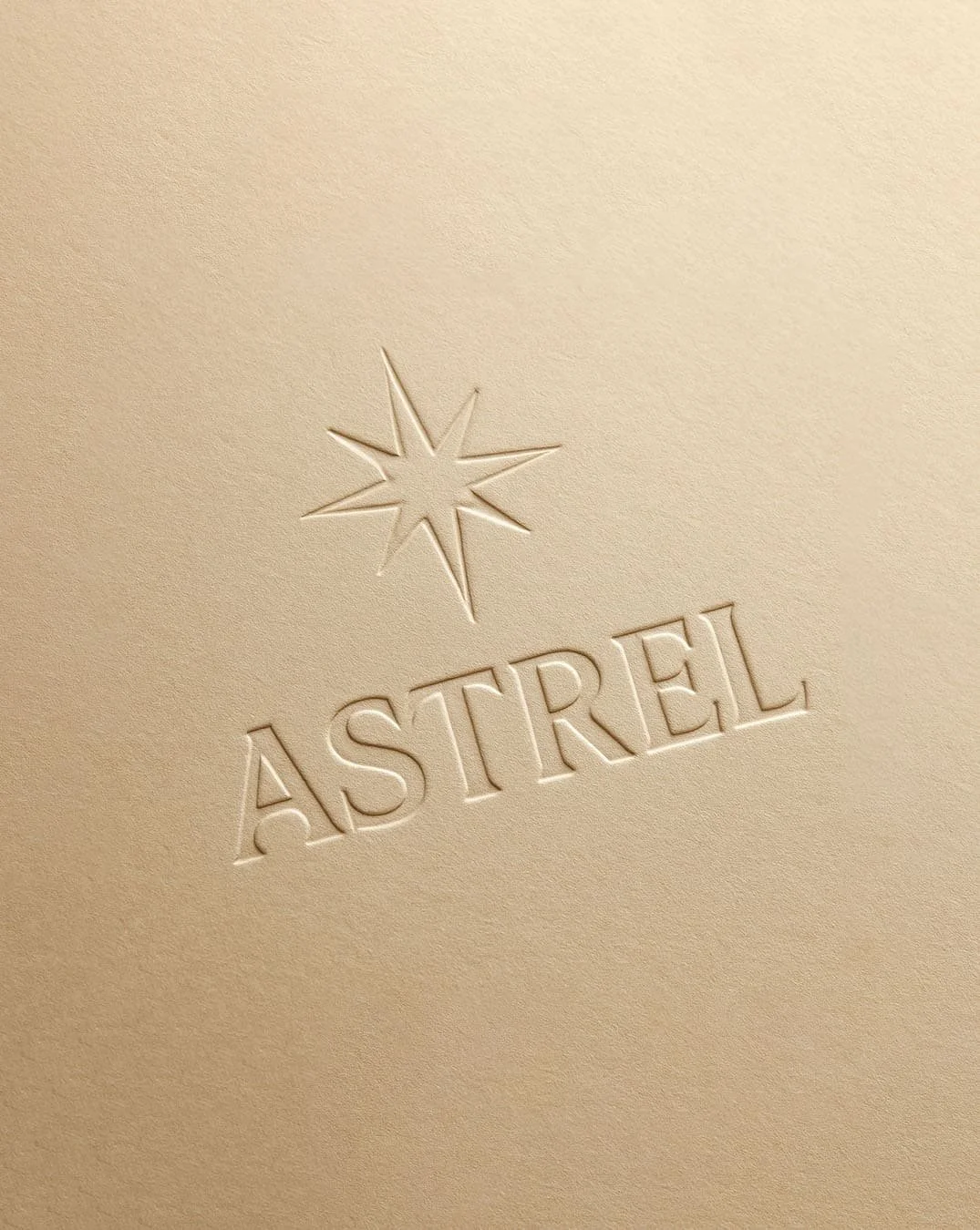 Logo Astrel généré par l’IA, étoile à 8 branches sur un fond écru.