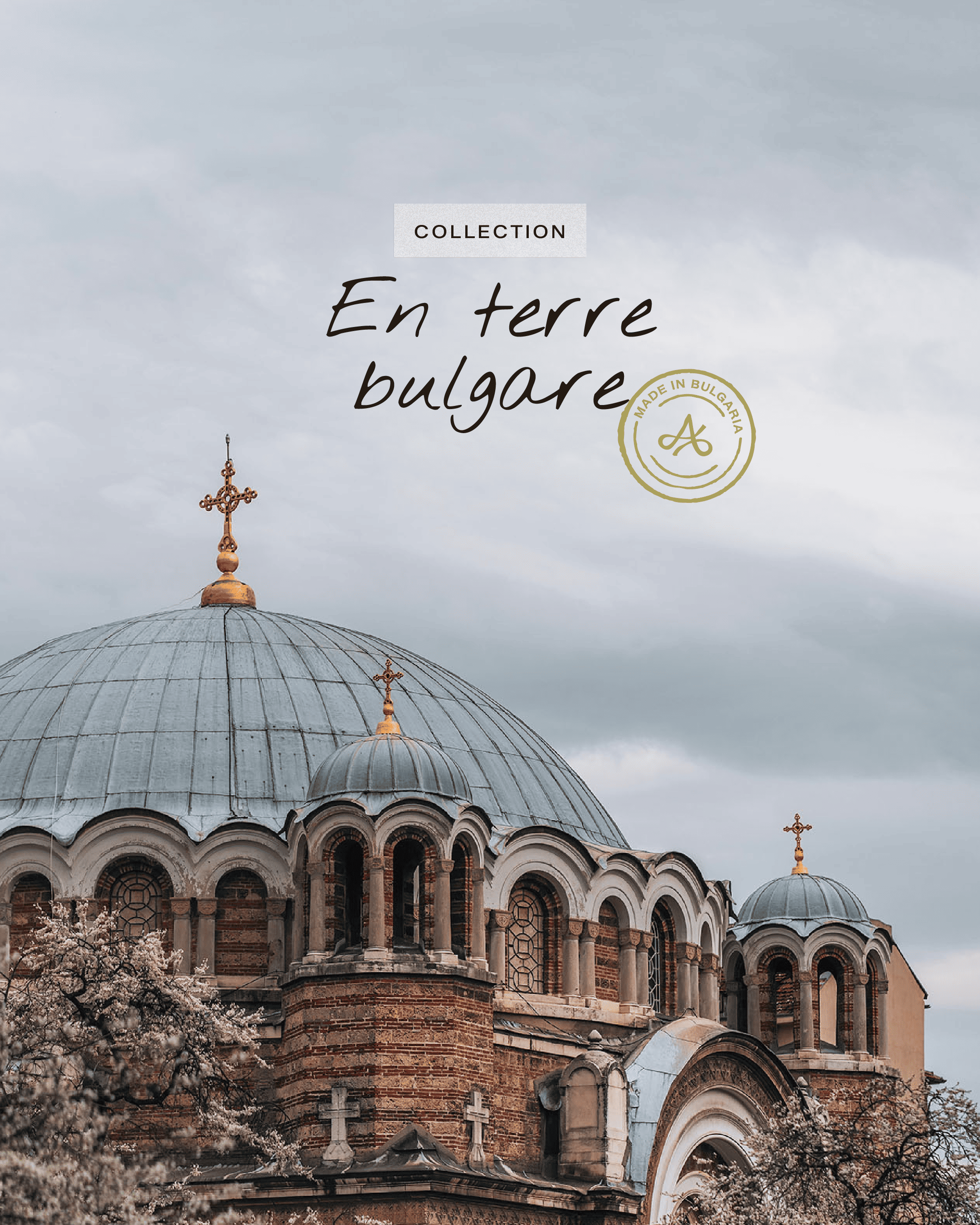 Image qui représente l’ambiance d’Astrel avec l’icône, la mention “collection” et “en terre bulgare” avec une écriture manuscrite.