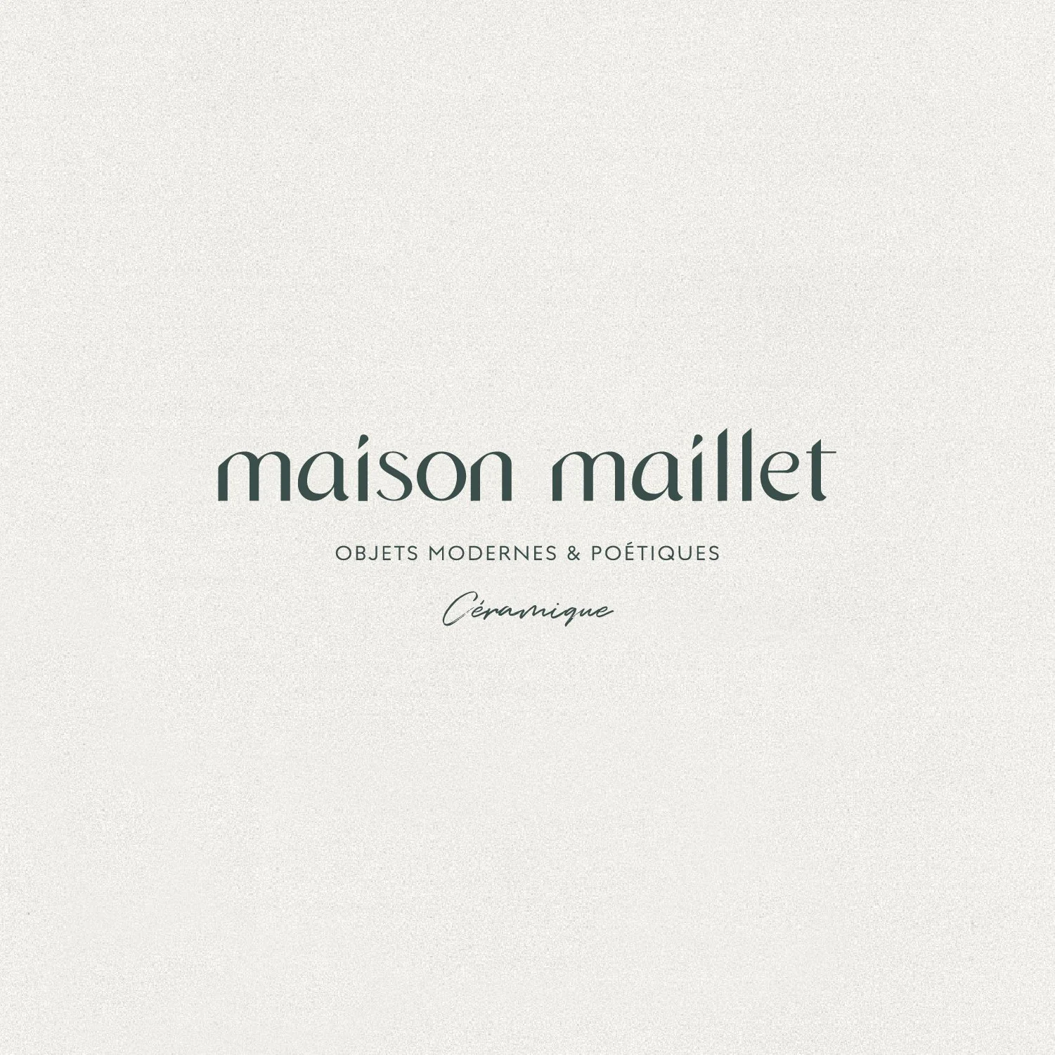 Logo Maison Maillet de couleur vert foncé apposé sur un fond beige texturé