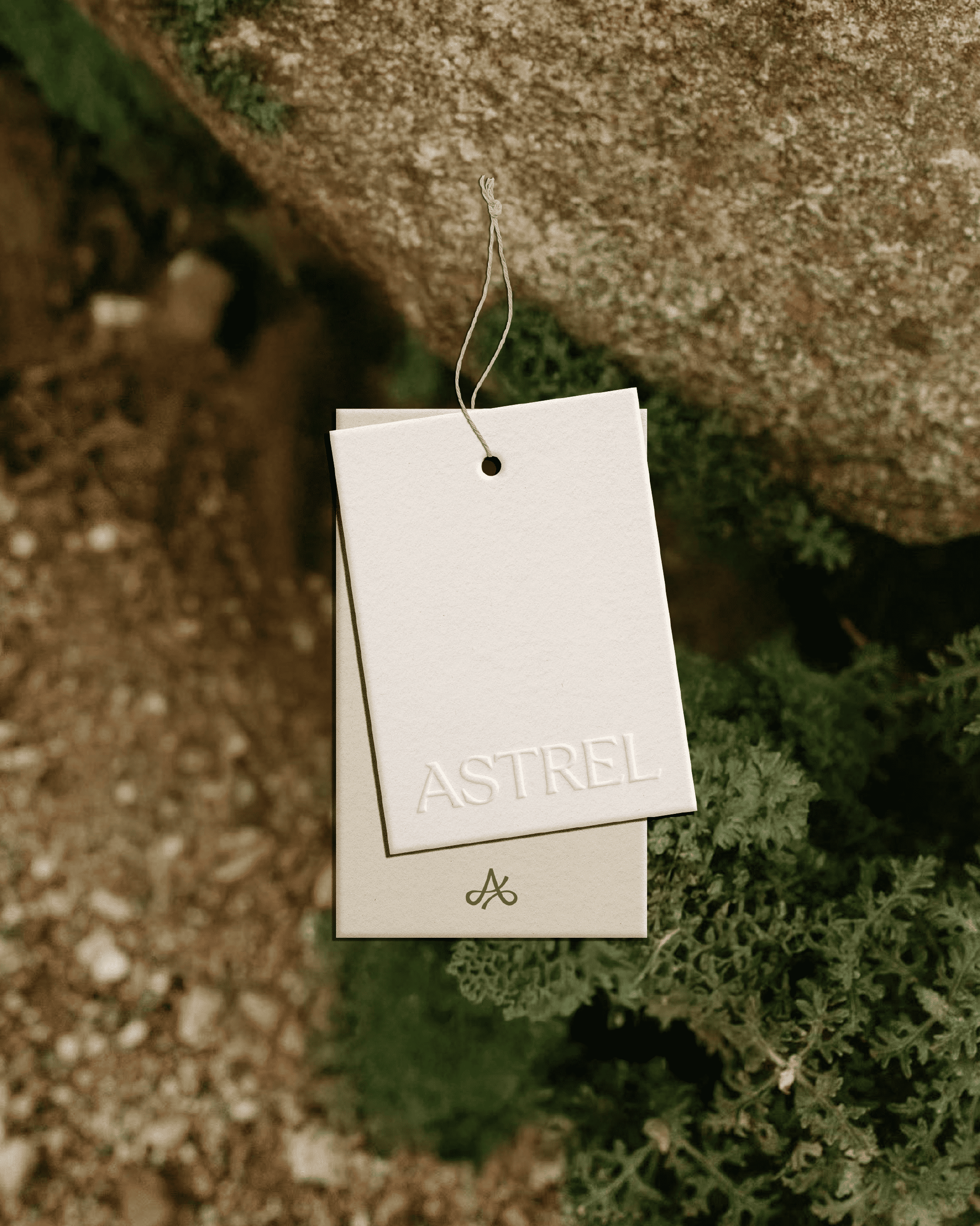 Étiquettes Astrel mises en situation sur une photo à la hauteur de son image de marque : l’extérieur et la nature.