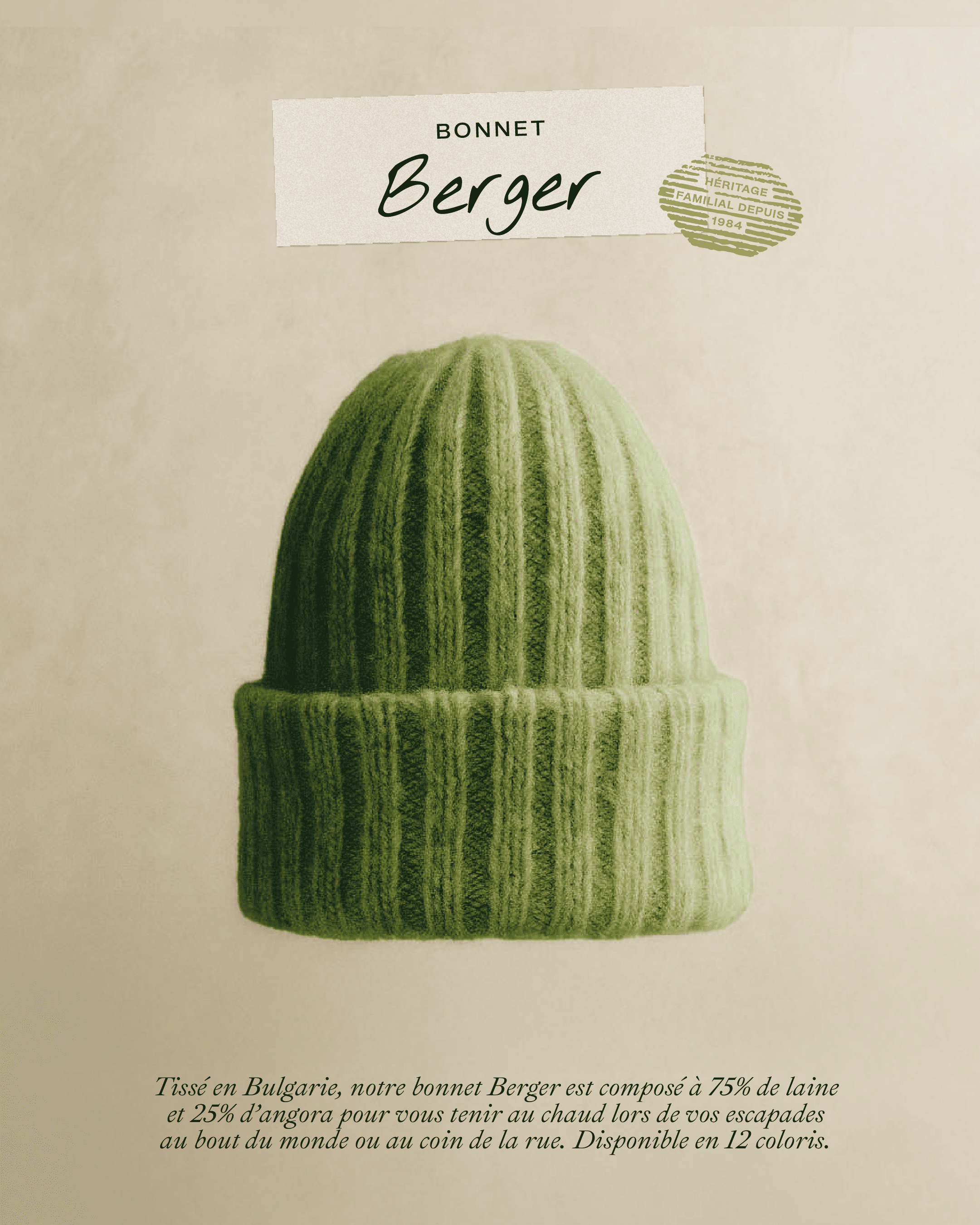 Mise en situation d’un bonnet vert d’Astrel avec les détails de la charte graphique : typographie, tampon, texture papier.