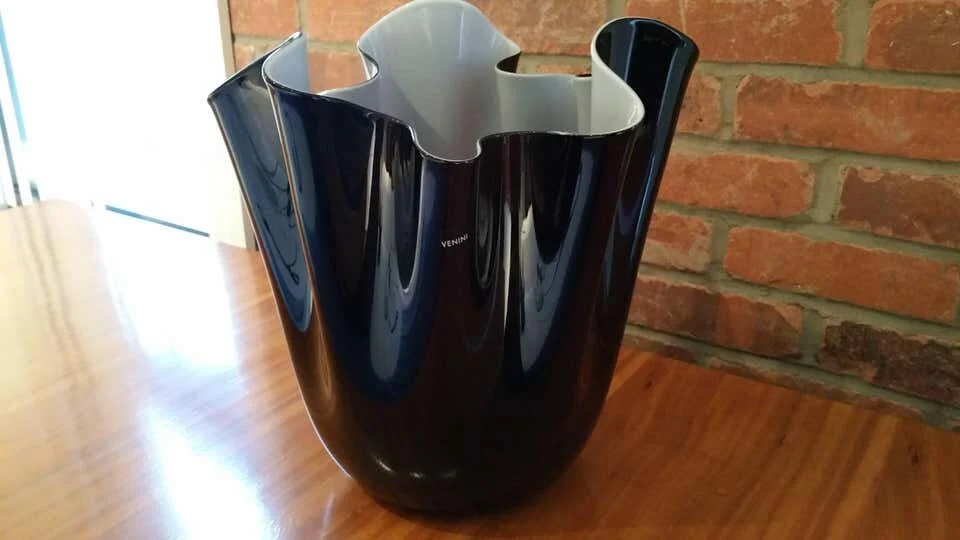 Venini Glass Vase Fazzoletto Murano Glass black and white 2236 | on table
