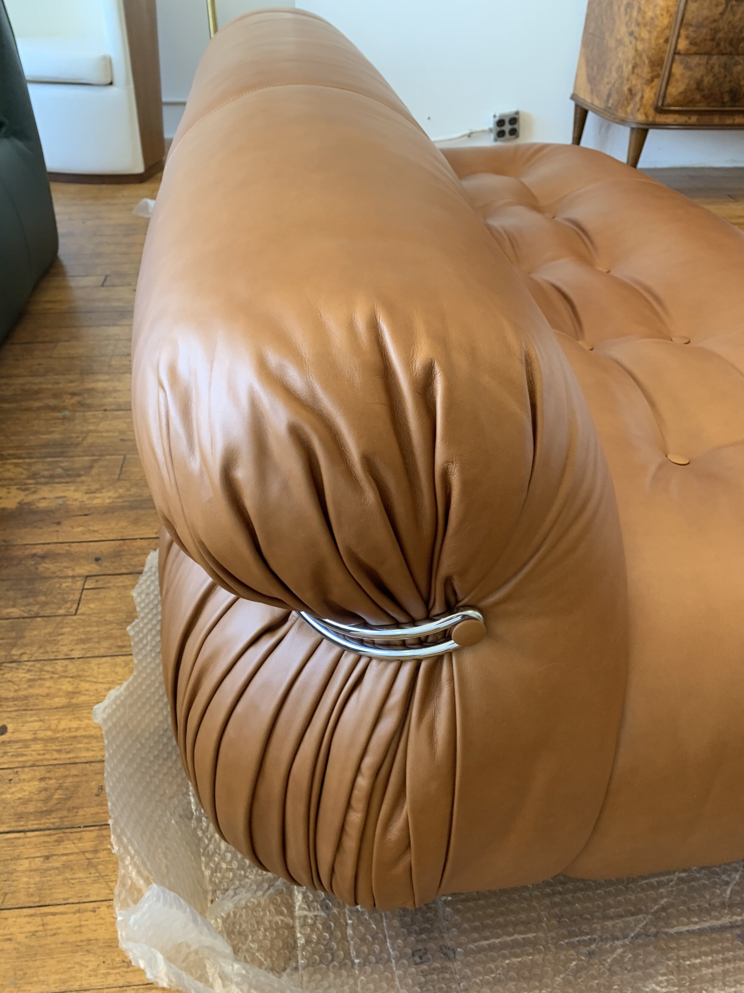 Vintage Soriana Sofa and Ottoman in cognac leather | side image of the back and button 