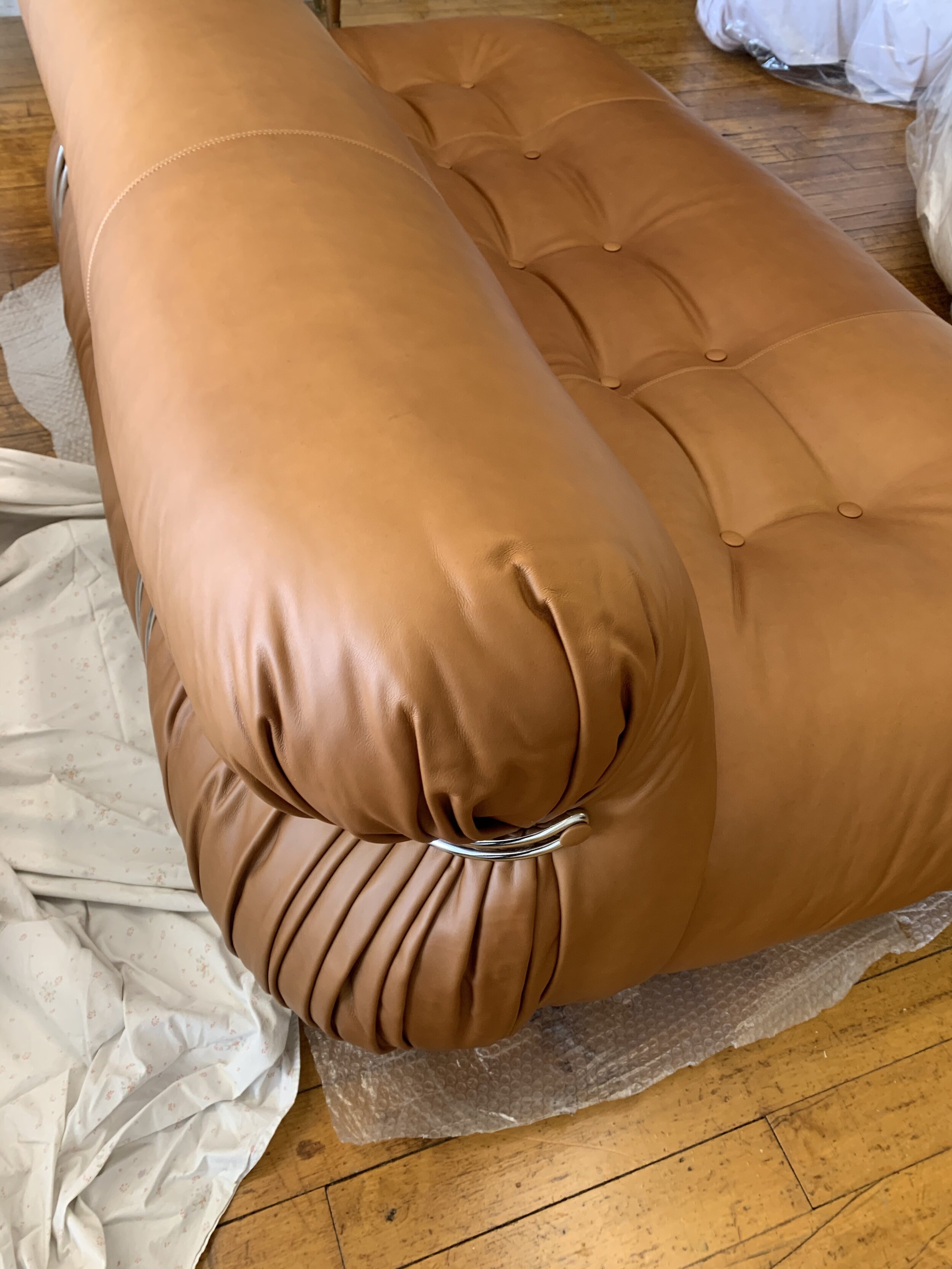 Vintage Soriana Sofa and Ottoman in cognac leather | top image of the back and the leather folds