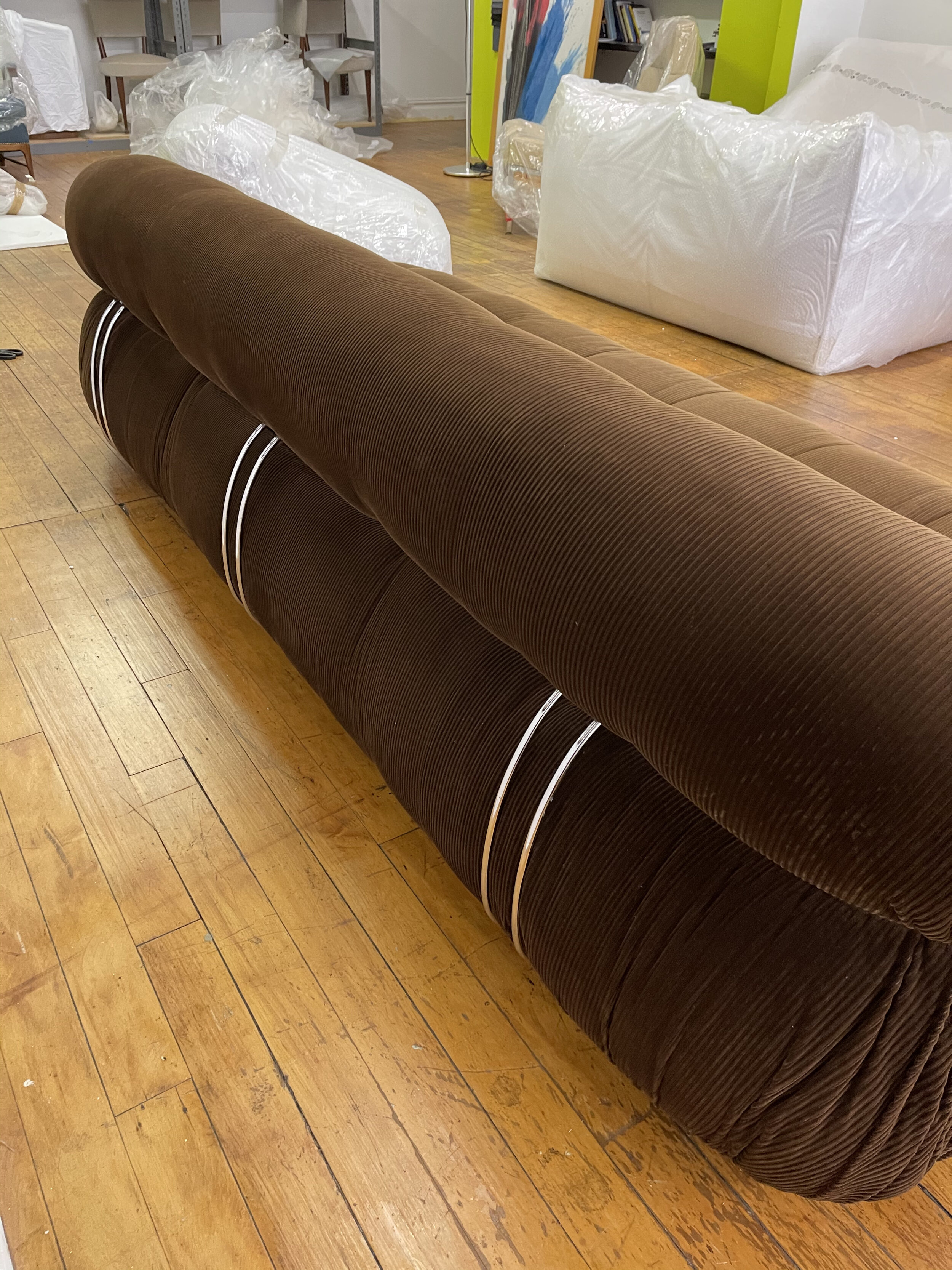 Vintage Soriana Sofa Large Dark Brown Fabric by Tobia Scarpa | image of the full back metal structure