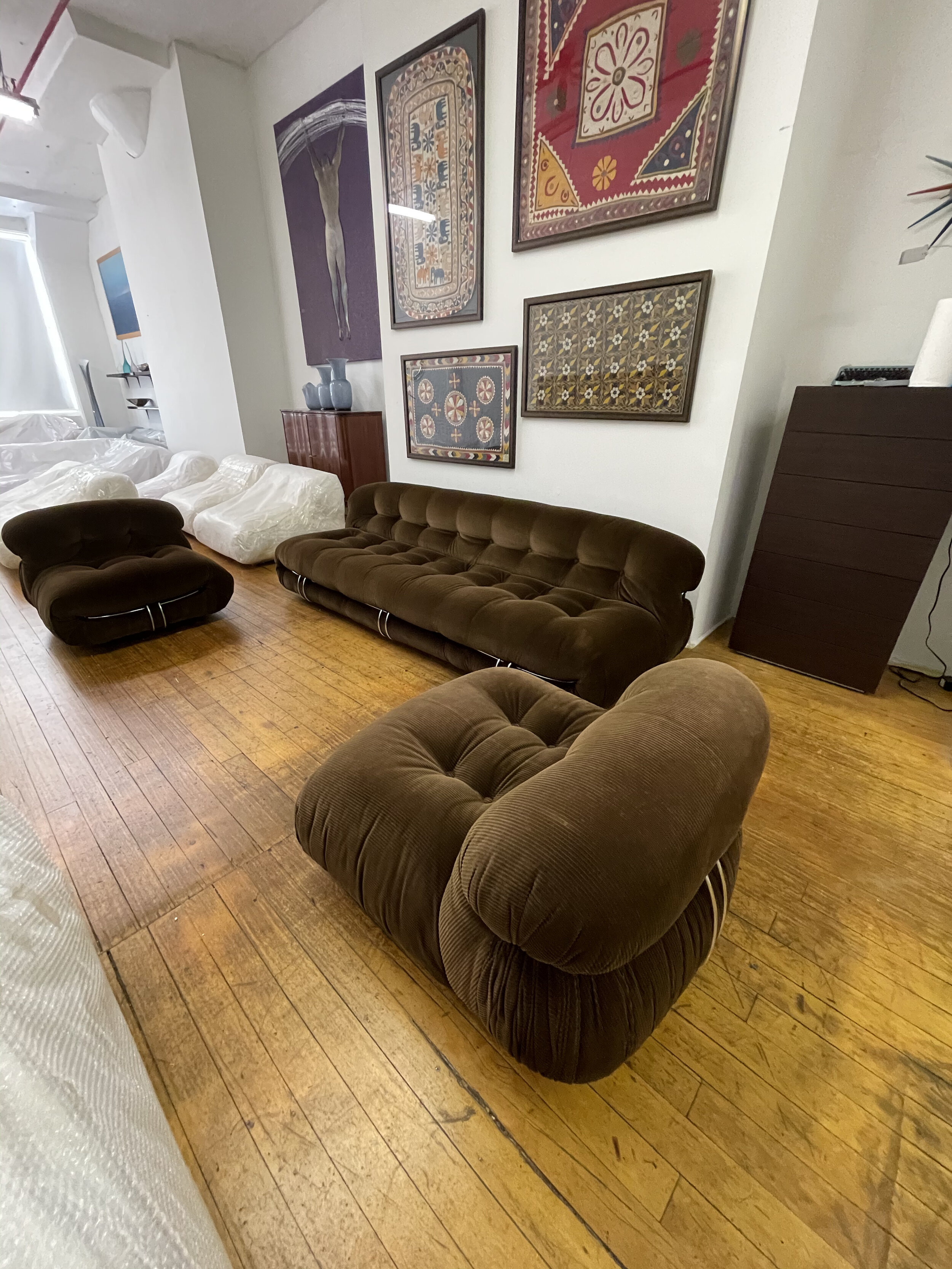 Vintage Soriana Sofa Large Dark Brown Fabric by Tobia Scarpa | set display with chairs