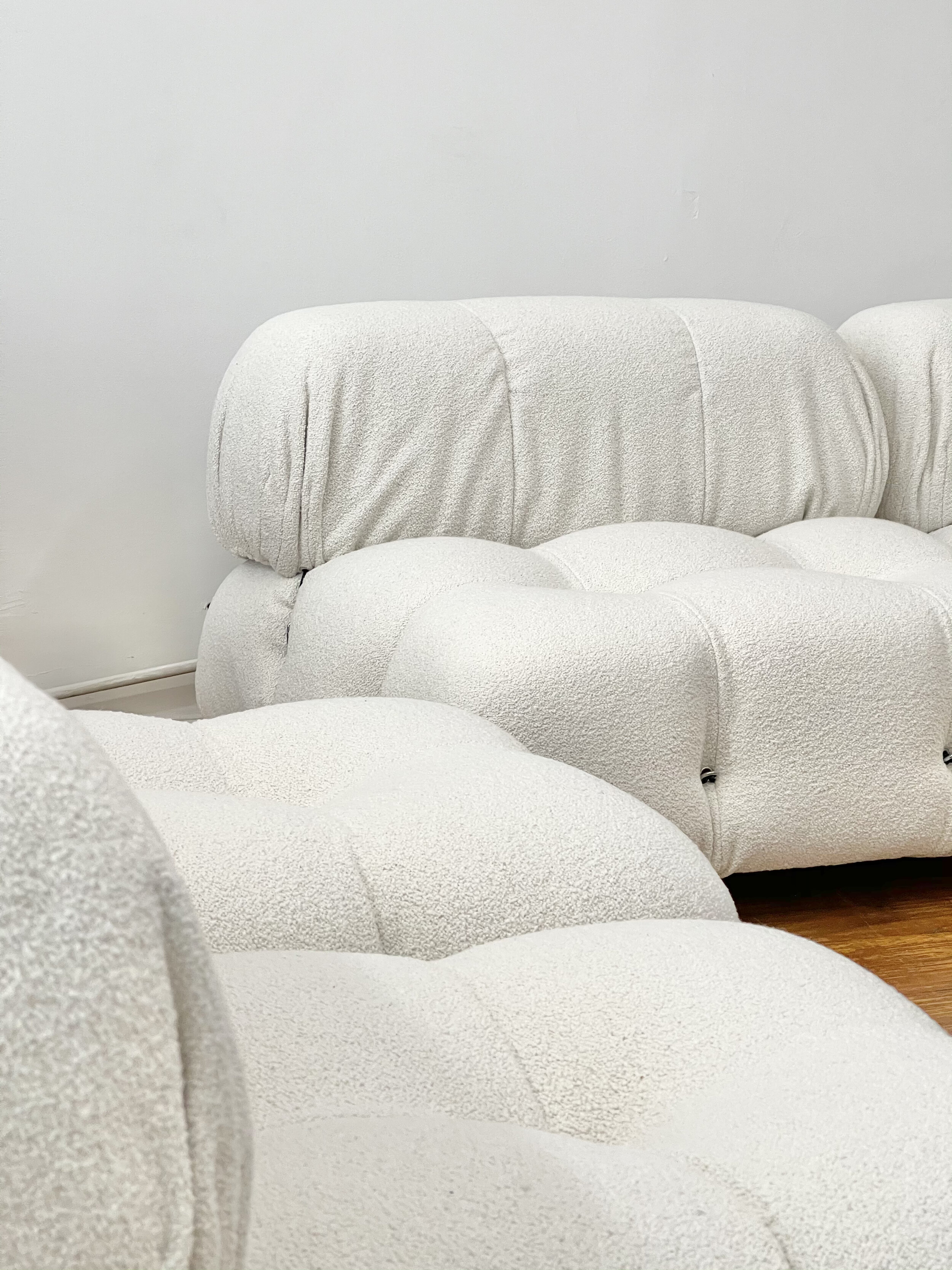 Vintage Camaleonda Sofa B&B Italian White Boucle, design Mario Bellini - detail image of the backrest 