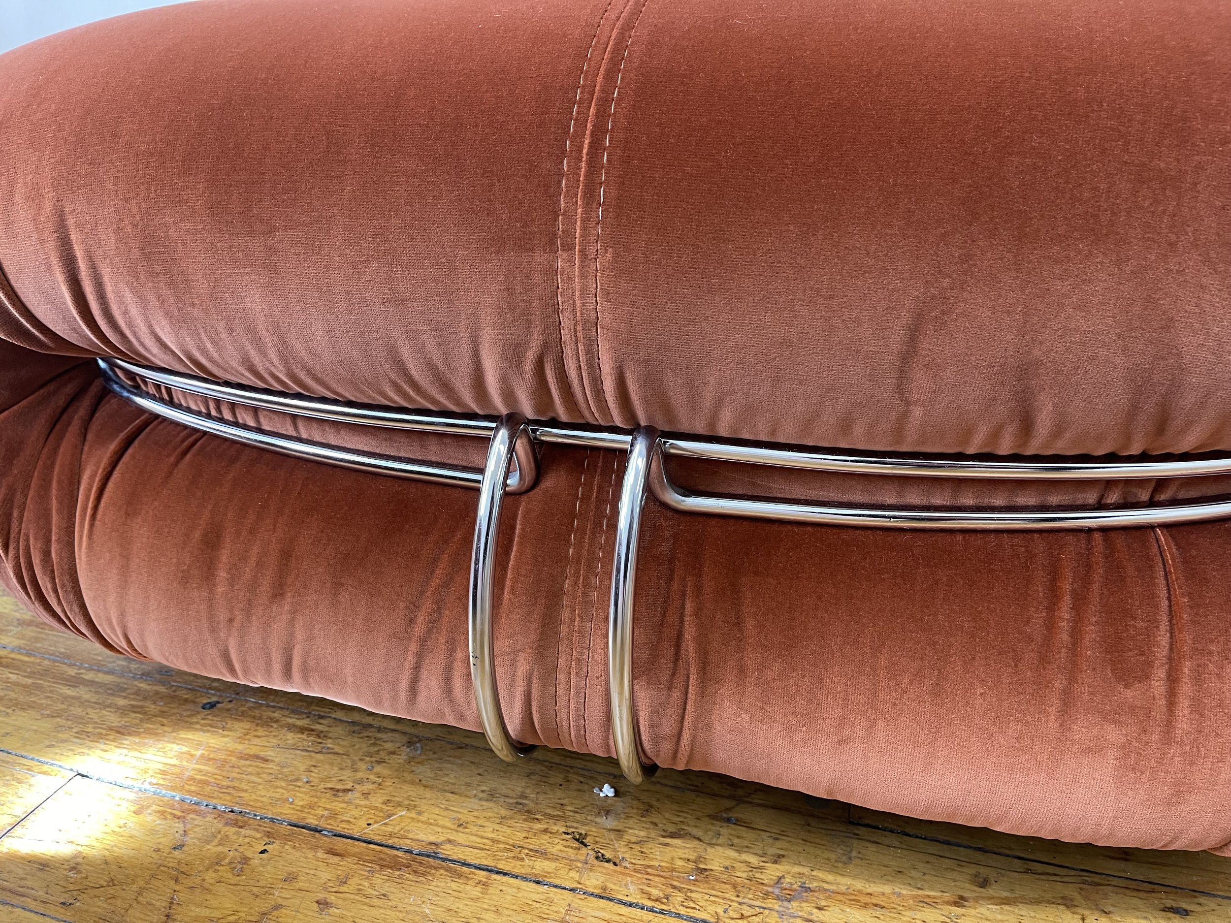 Vintage Soriana Sofa by Cassina 1970s | front detailed view of the metal structure