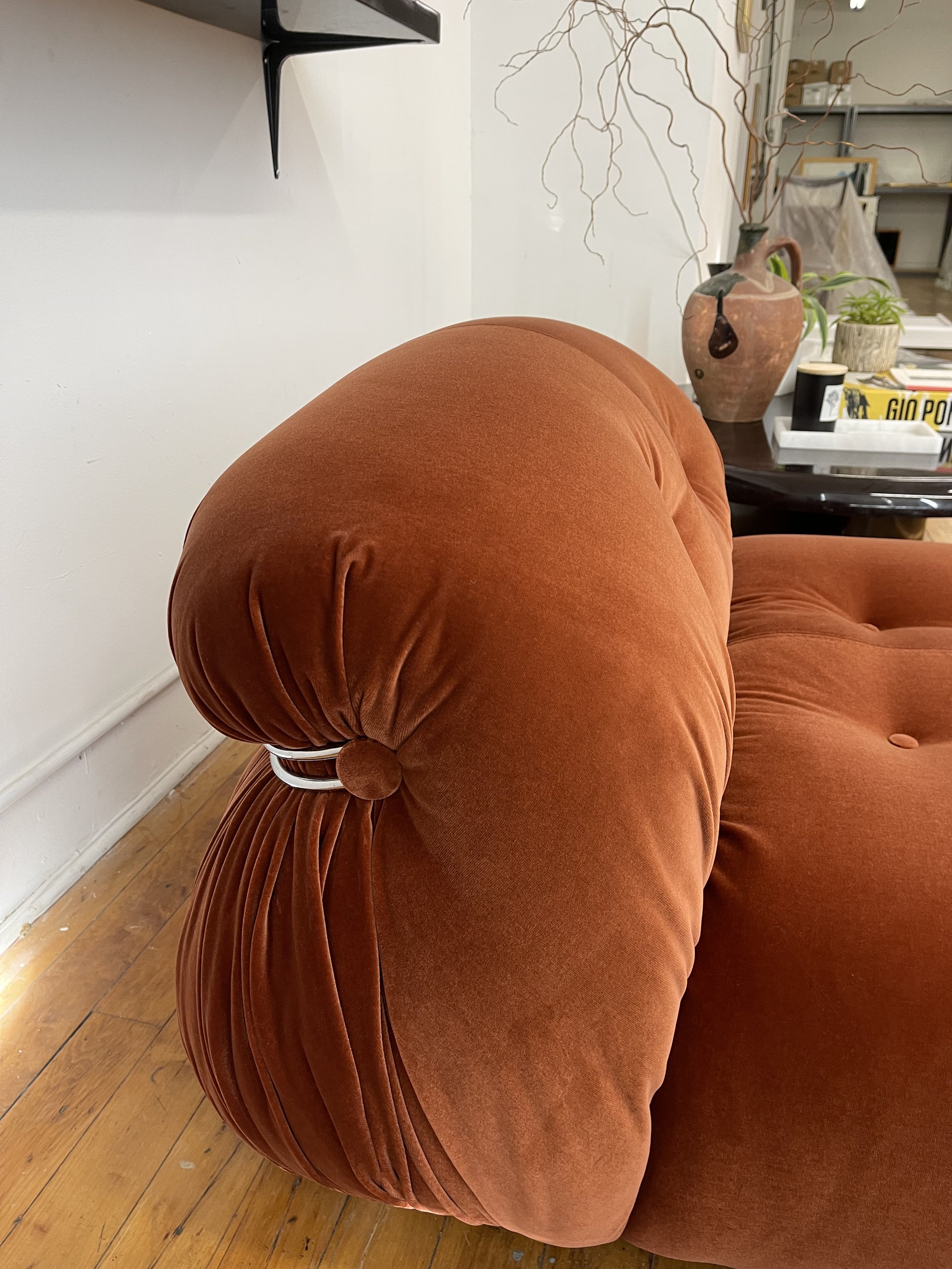 Vintage Soriana sofa  by Cassina | detailed view of the back and folds at the side