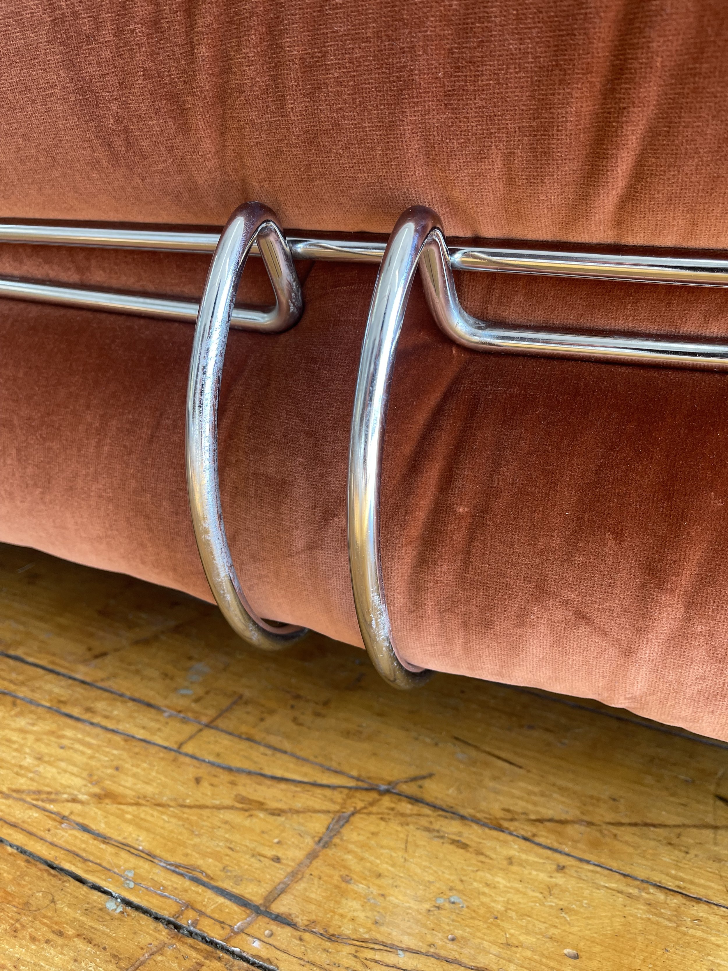 Vintage Soriana Sofa design Tobia Scarpa for Cassina 1970s | view of the metal clamps