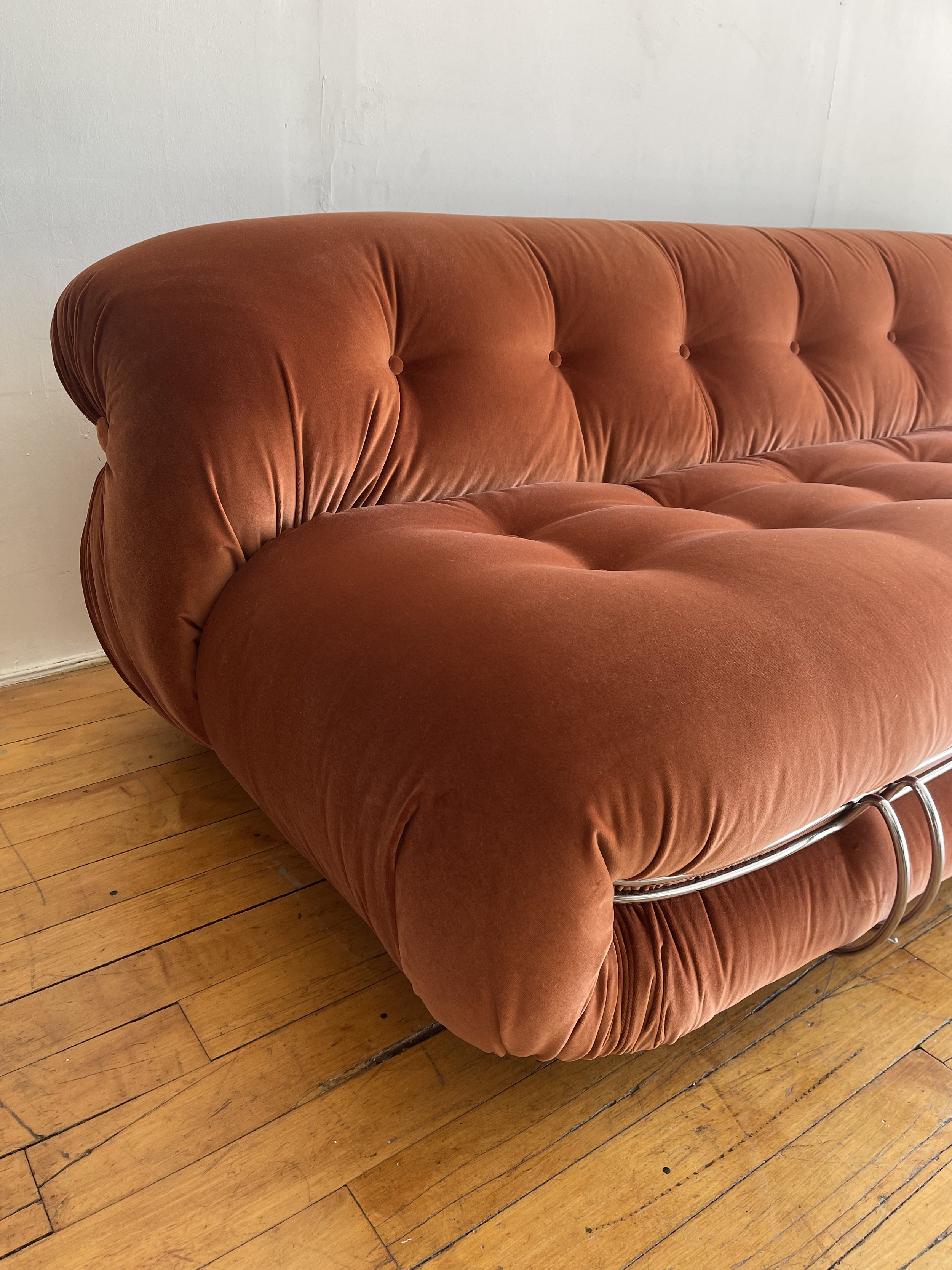 Vintage Soriana Sofa design Tobia Scarpa for Cassina 1970s | view of the tufted fabric 