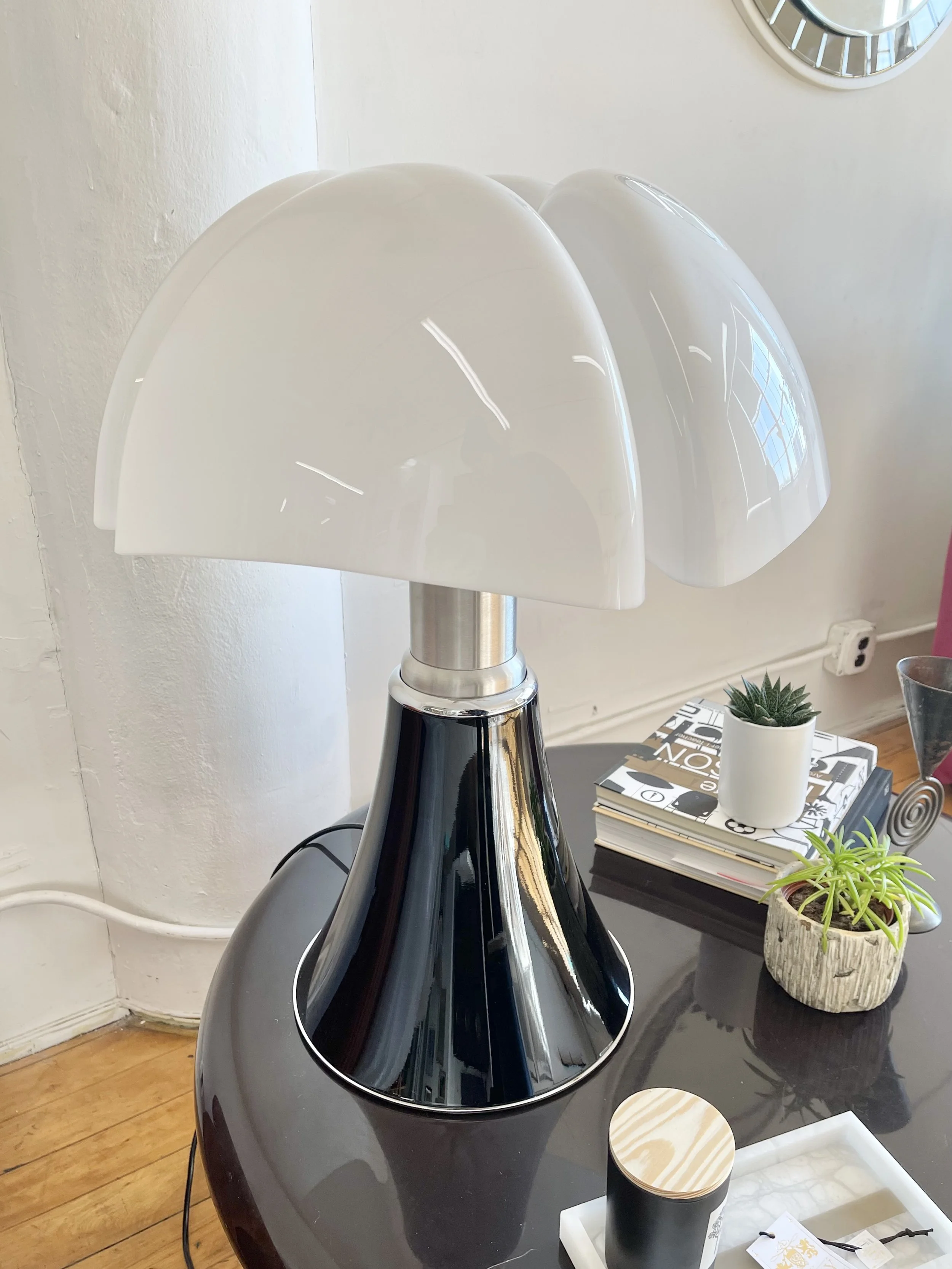 Gae Aulenti Pipistrello Table Lamp Large Brown | side view