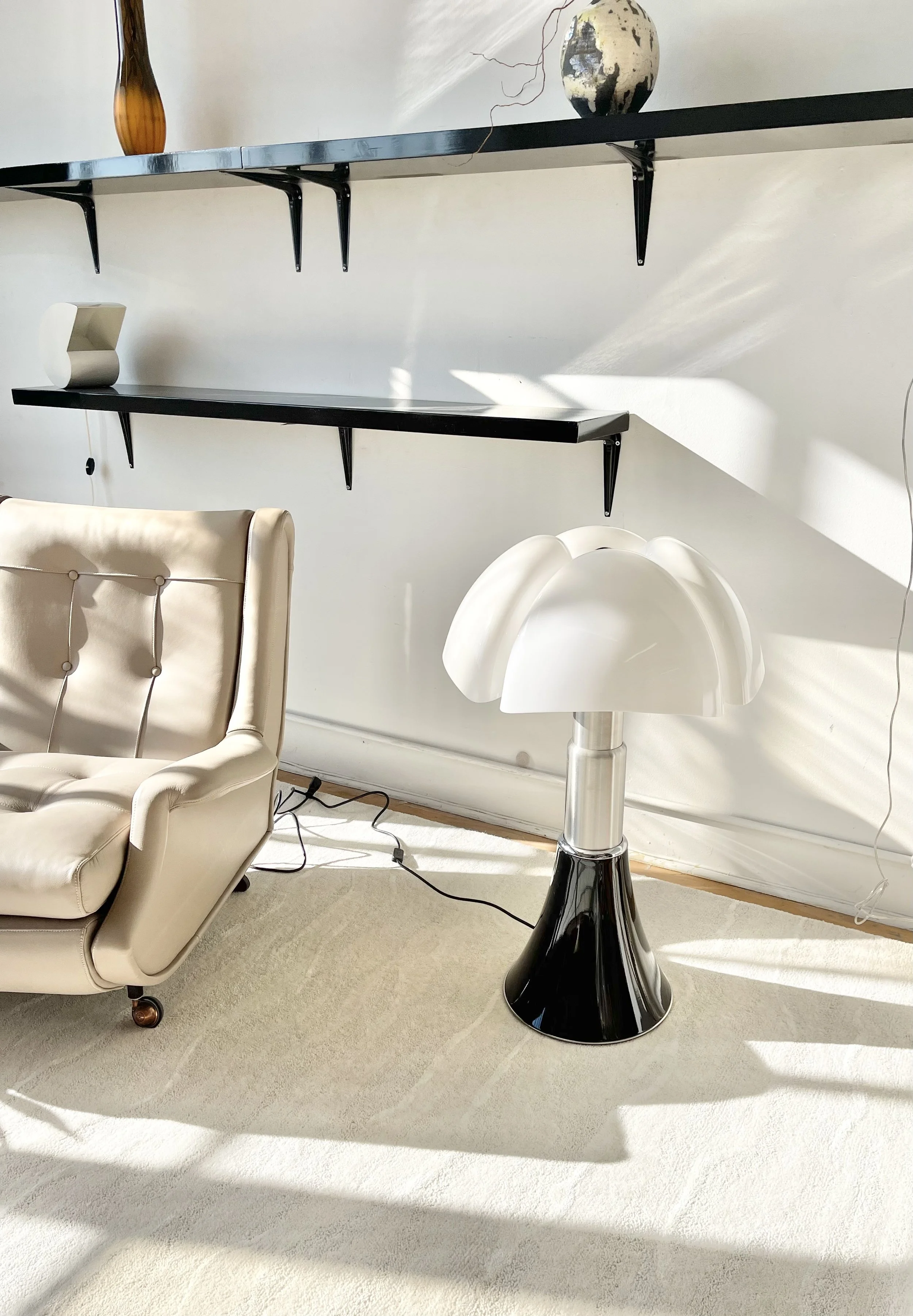 Gae Aulenti Pipistrello Table Lamp Large Brown | next to armchair