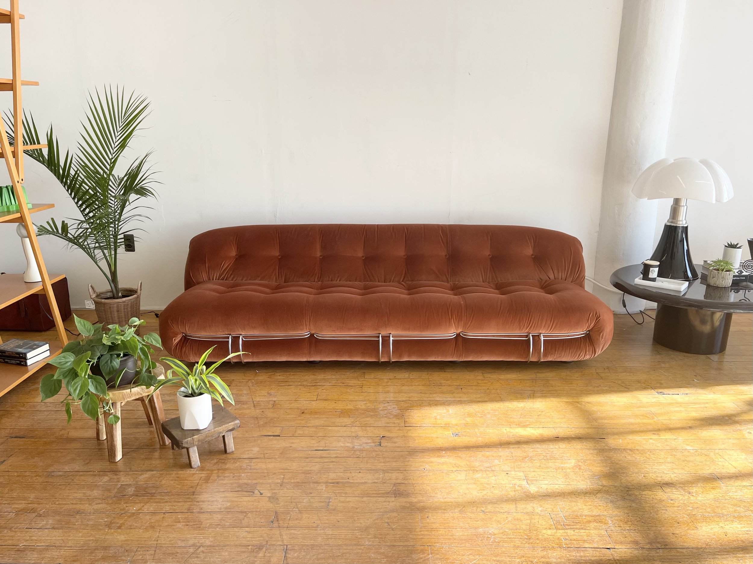 Vintage Soriana sofa: front view at the gallery display with tables and lamps