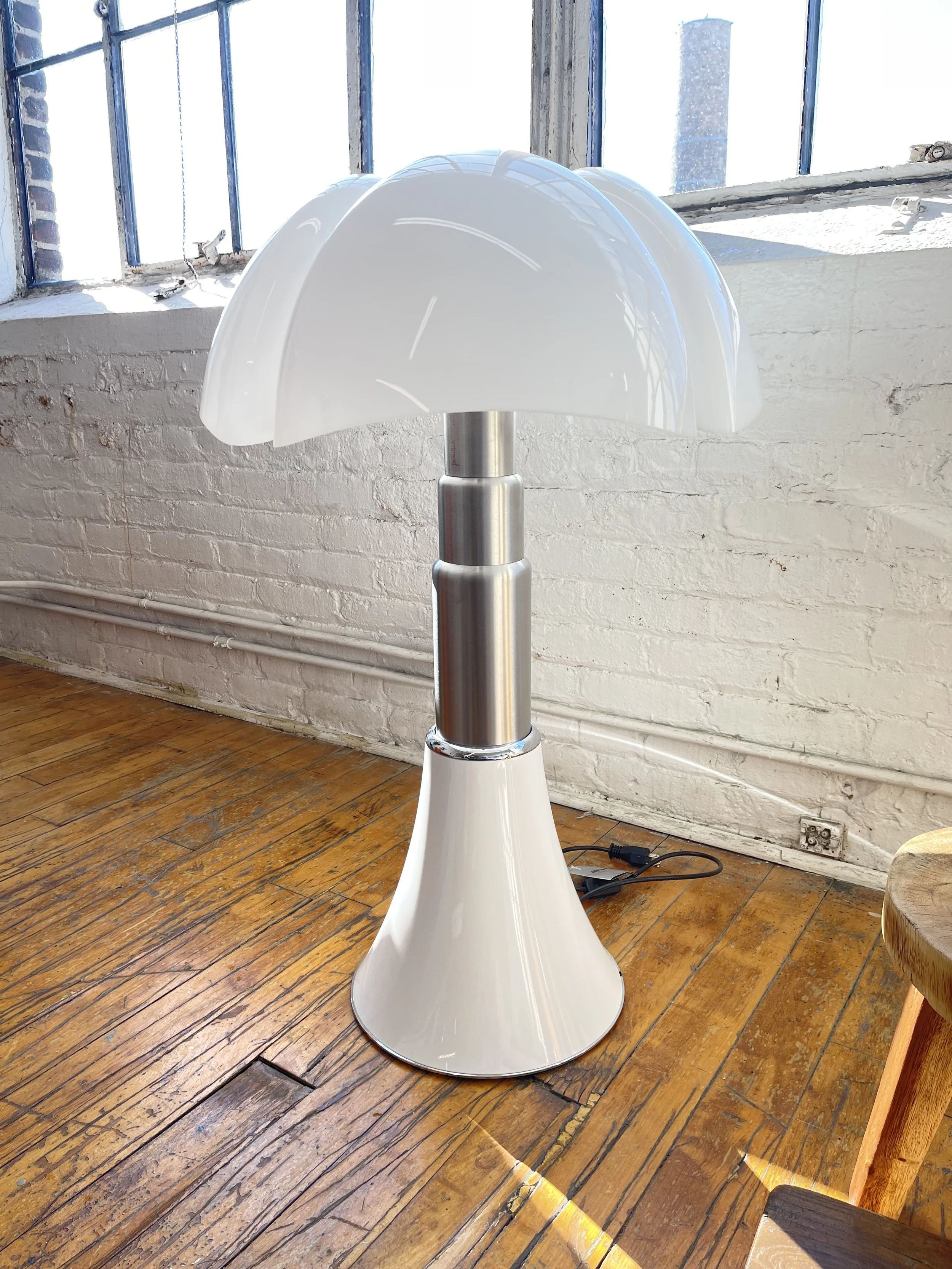 Gae Aulenti Pipistrello Lamp White Large00014.jpeg