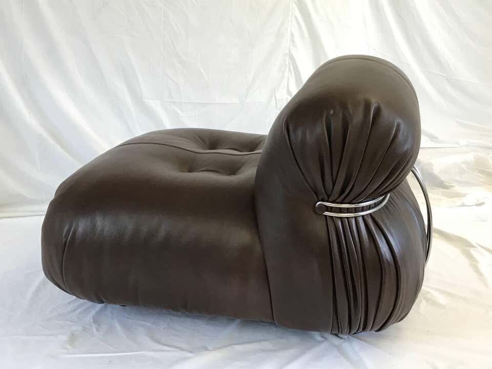 Vintage Soriana Cassina Lounge Chairs Brown Leather 1970s - side view of the structure 