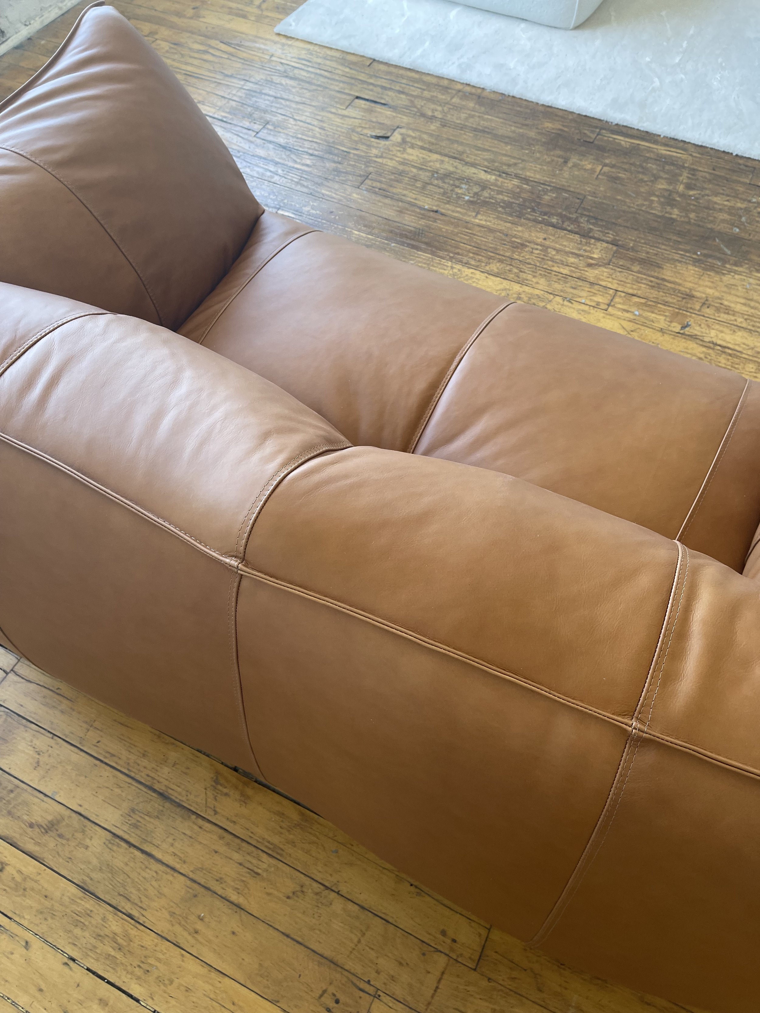 Vintage Le Bambole Sofa B&B Italia Collection | view of the leather from the top